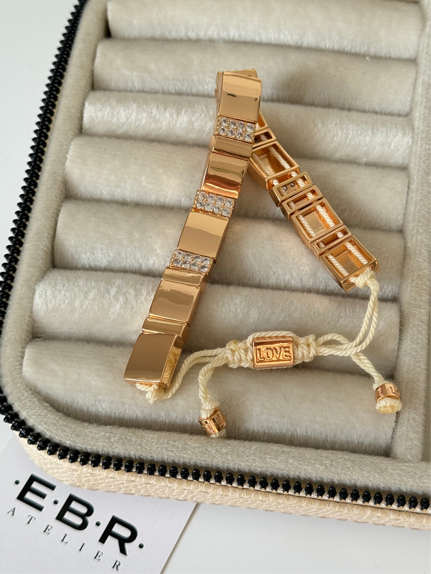 İTHAL TAŞ DETAYLI GOLD BEYAZ İPLİ BİLEKLİK