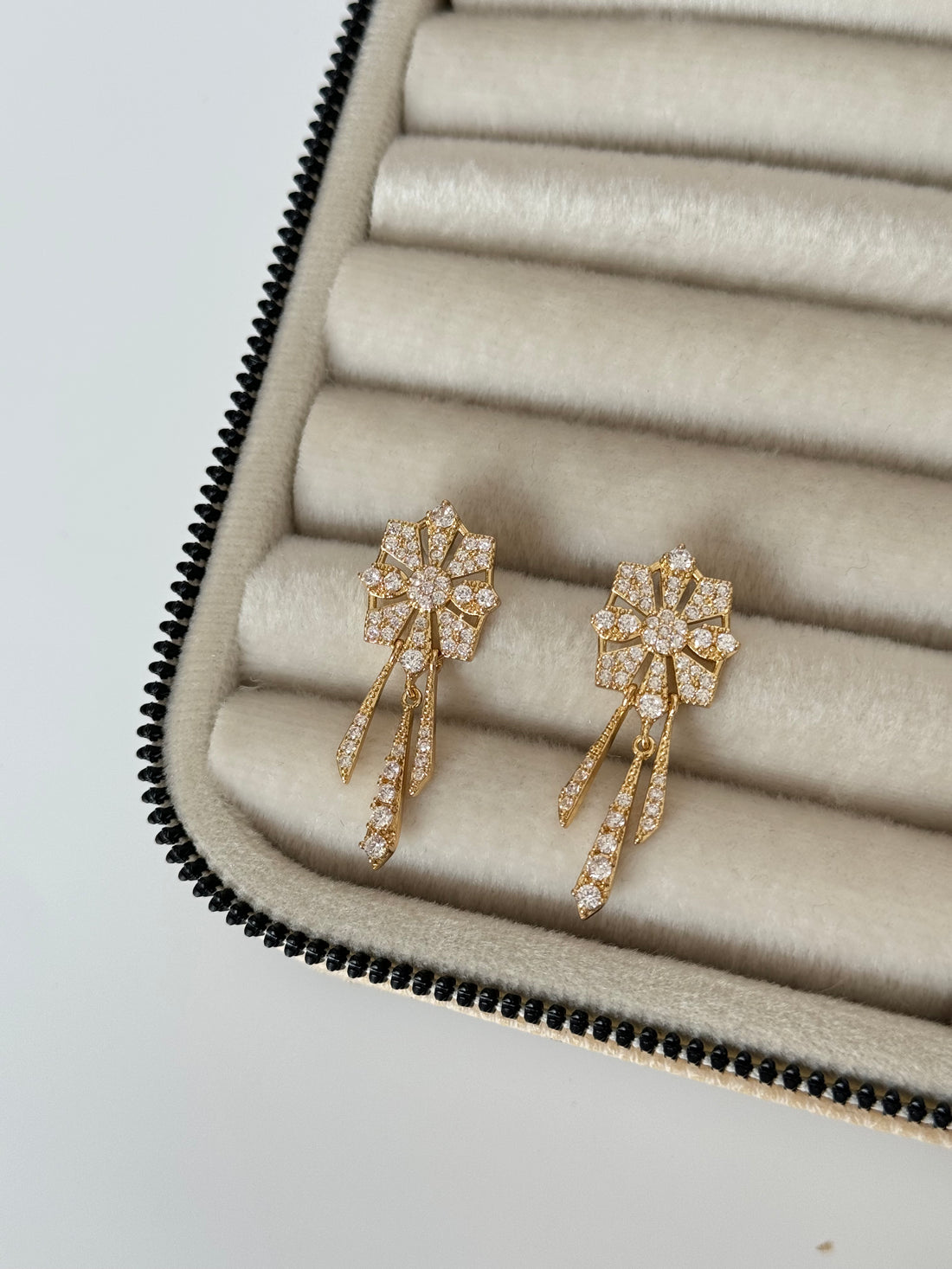 İTHAL MARKA MODEL TAŞLI GOLD KÜPE