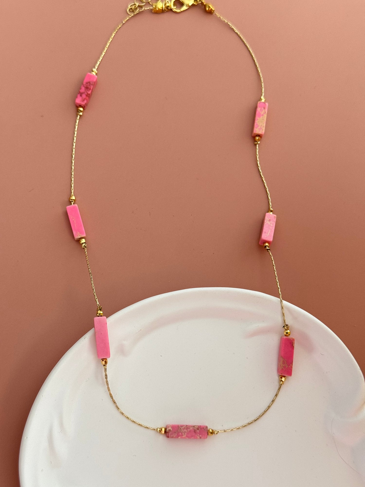 MİRA PEMBE TAŞLI ALTIN KAPLAMA DETAYLI KOLYE