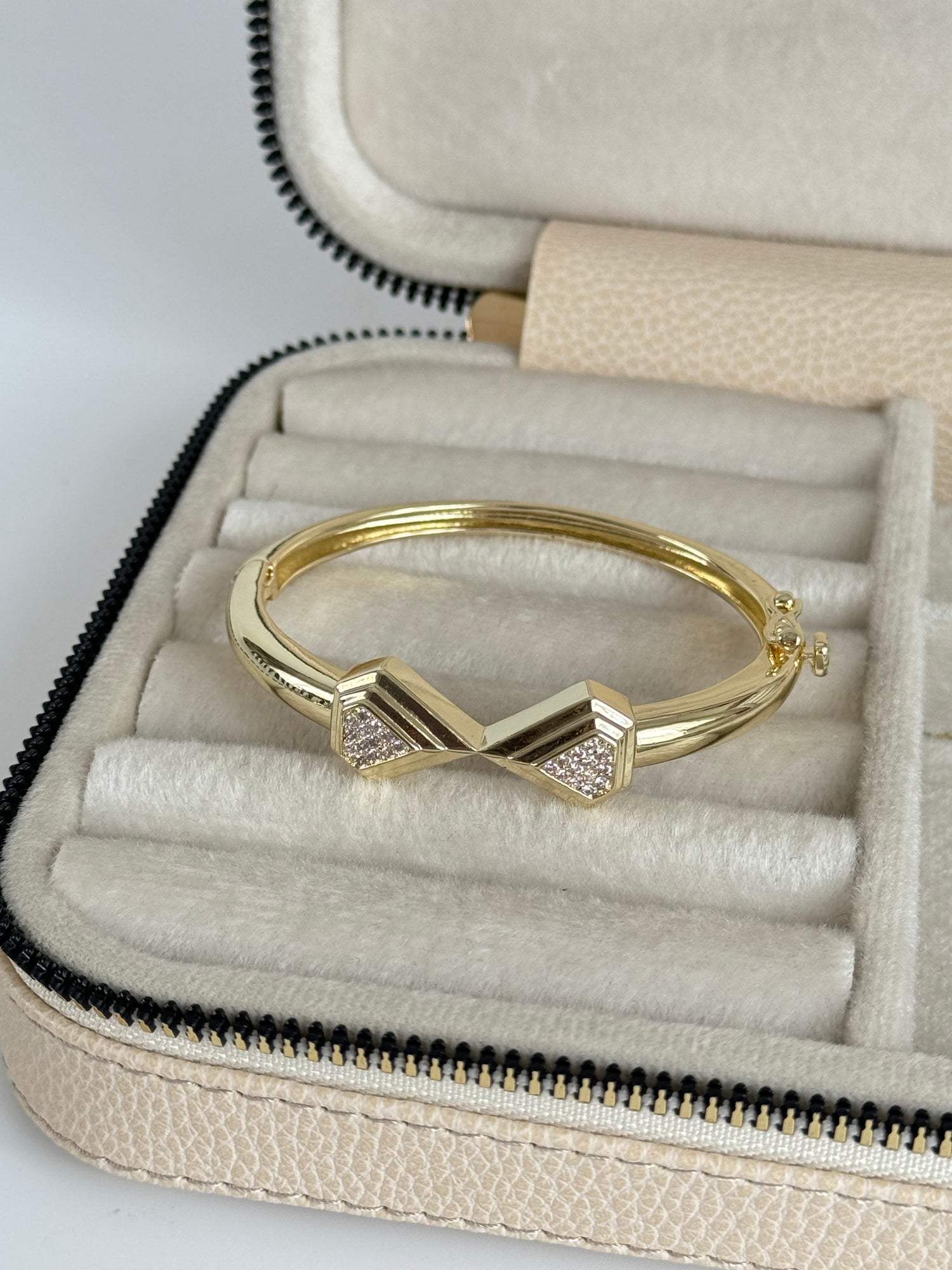 İTHAL TAŞ DETAYLI GOLD KELEPÇE BİLEZİK BİLEKLİK