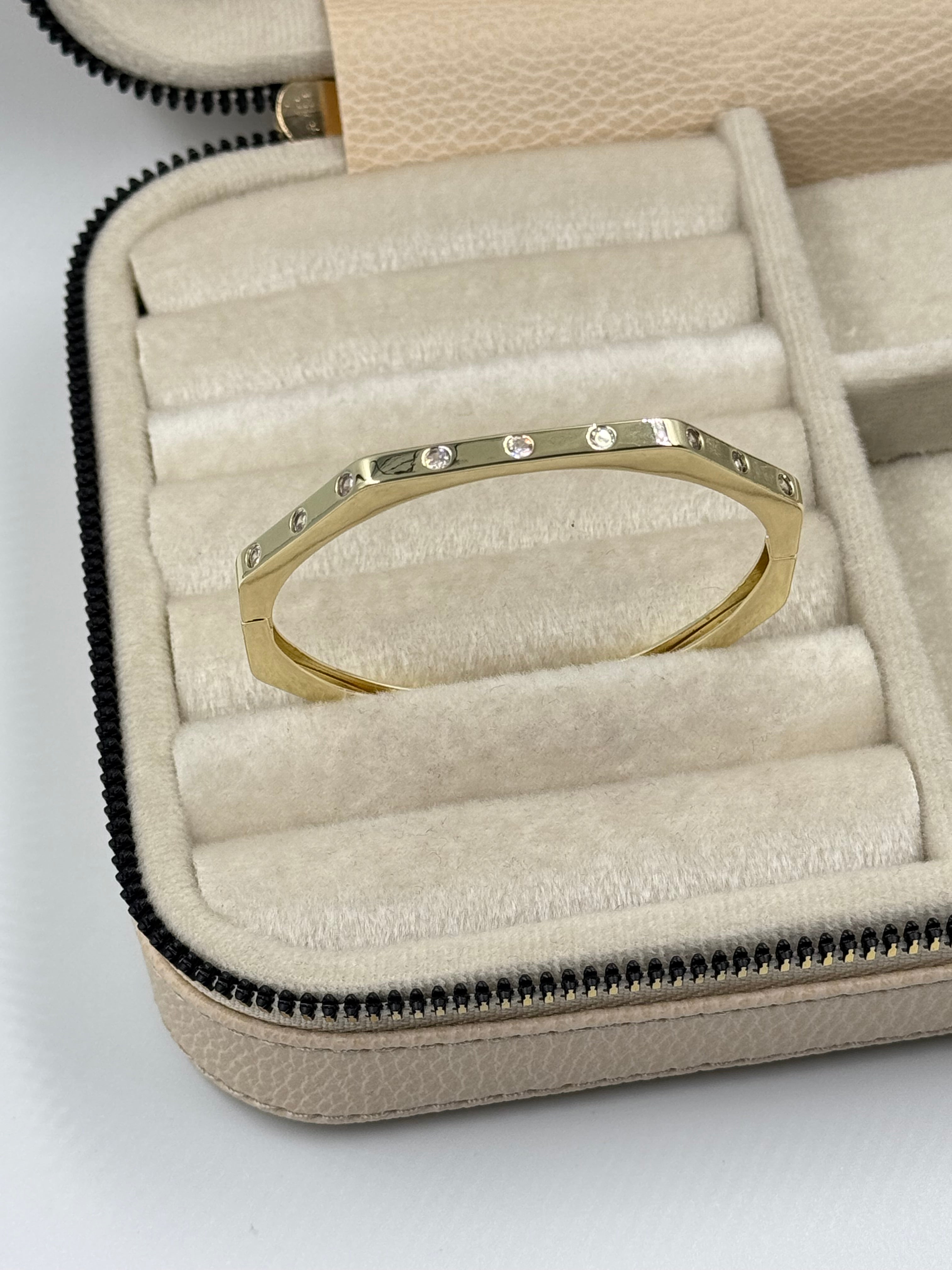 İTHAL DALGA DETAYLI TAŞLI GOLD KELEPÇE BİLEZİK