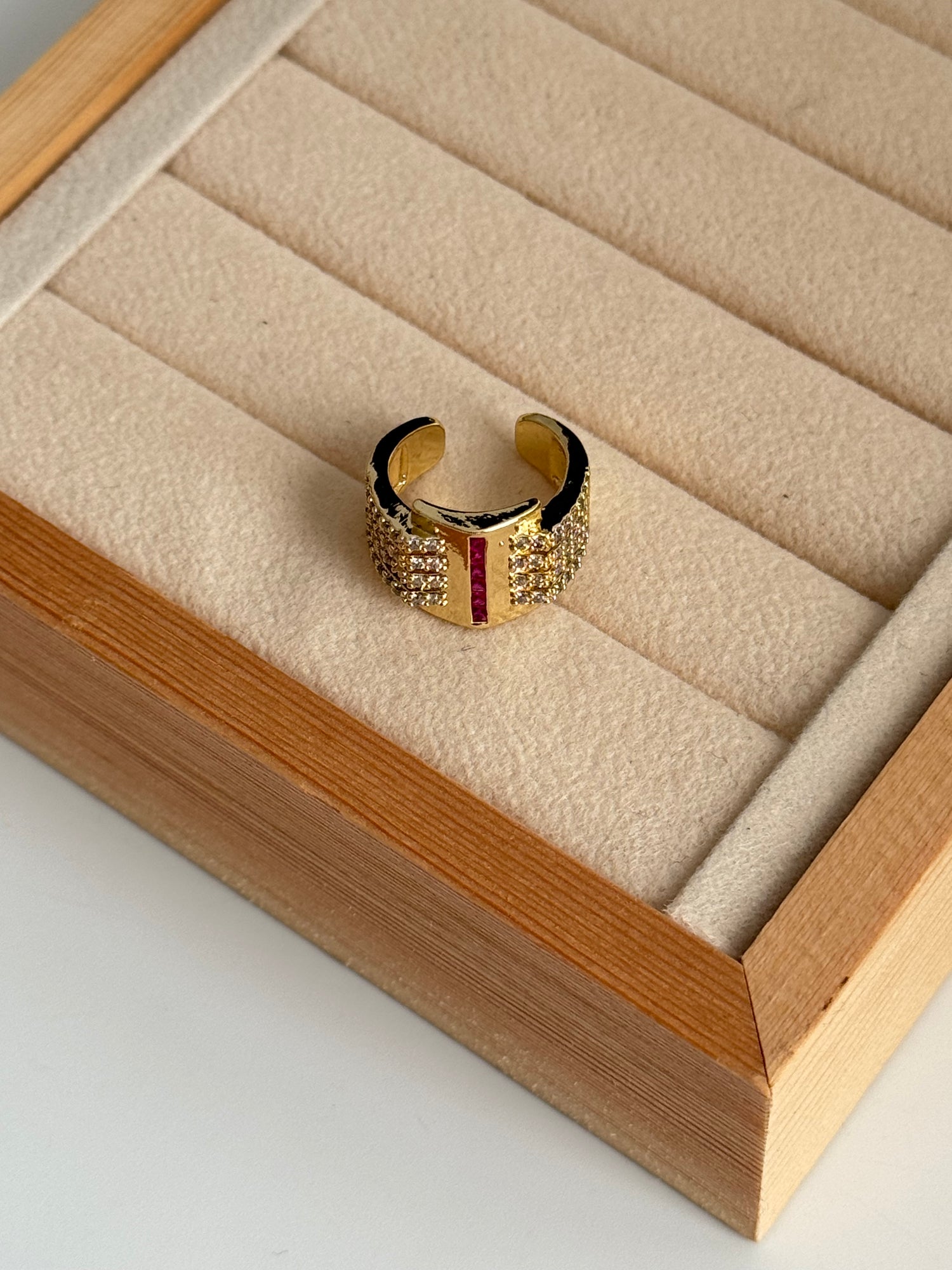 VİNA FUŞYA TAŞ DETAYLI GOLD KIKIRDAK KÜPE EARCUFF