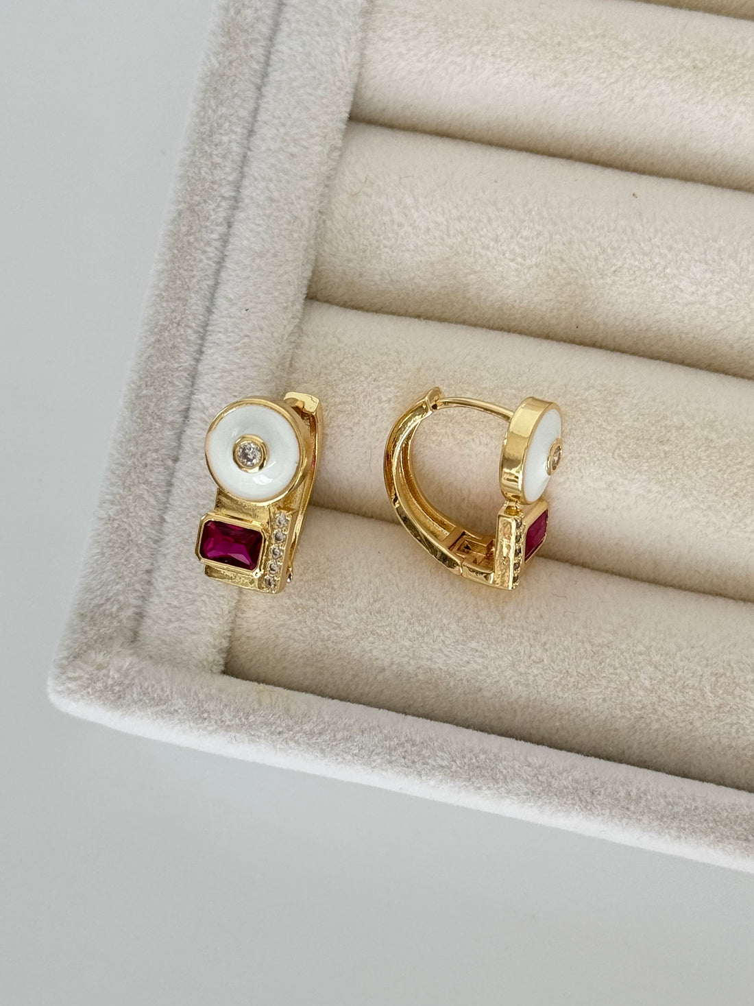 İTHAL BEYAZ MİNELİ KIRMIZI TAŞ DETAYLI GOLD KÜPE