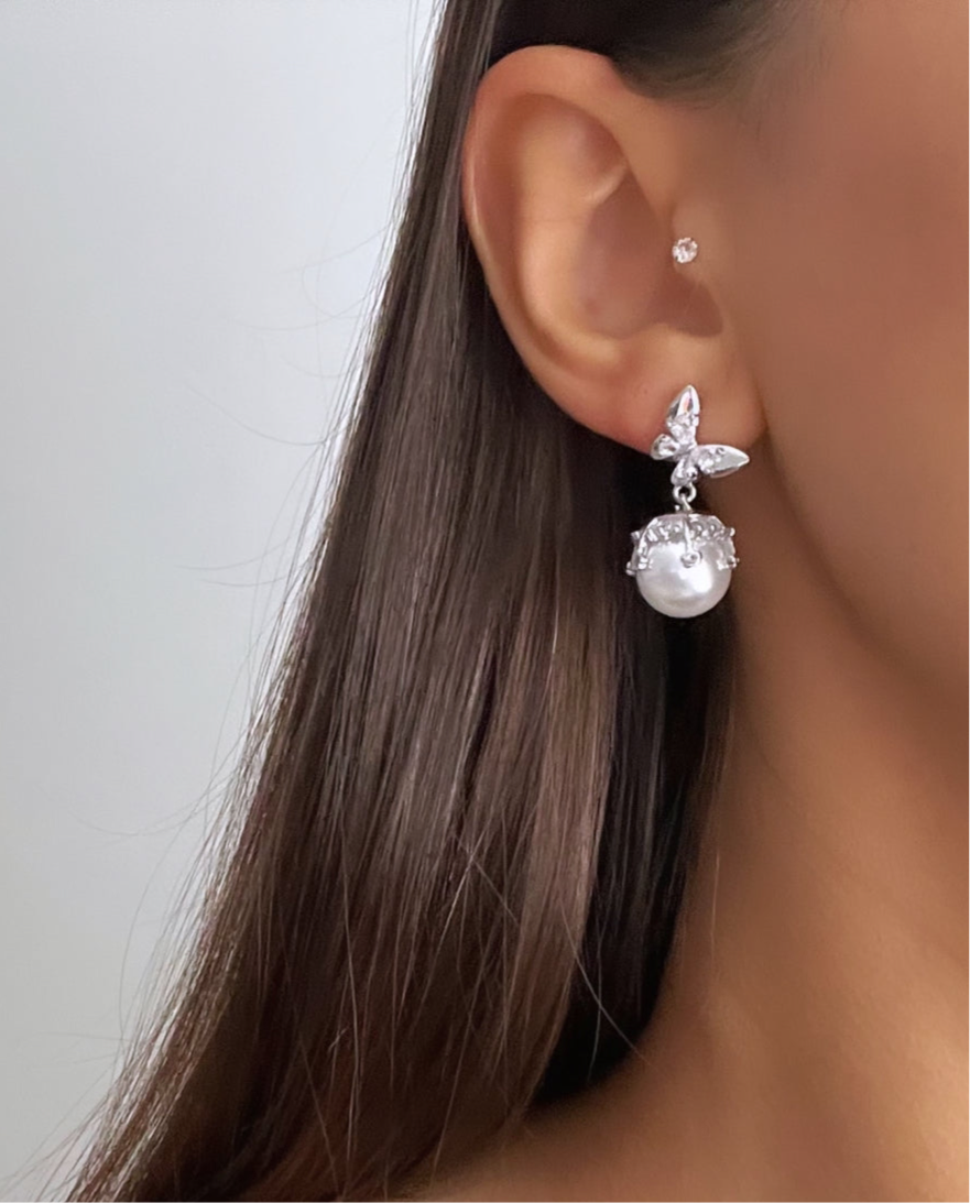 İNCİ KELEBEK DETAYLI İTHAL SİLVER KÜPE