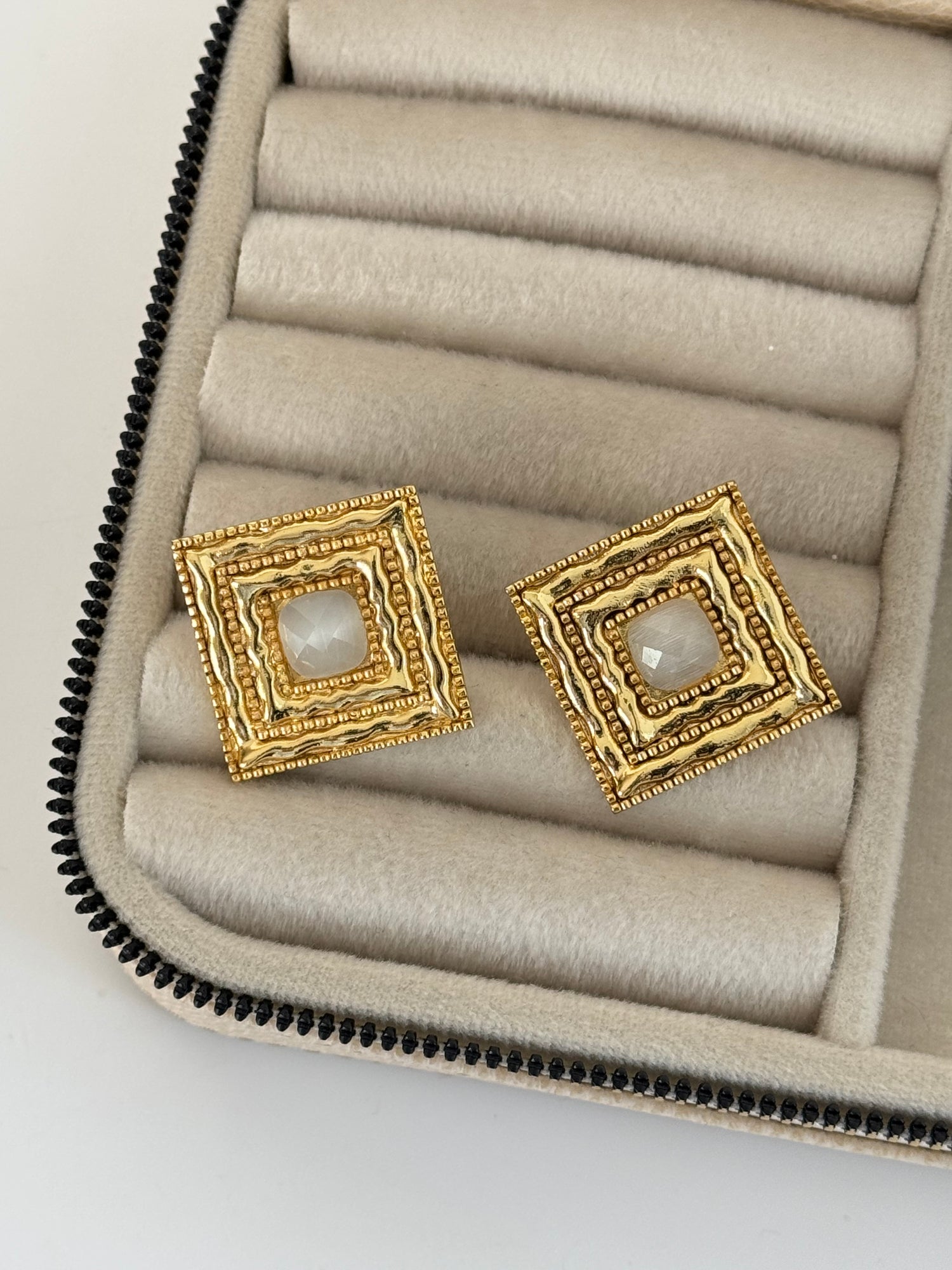 KARE MODEL BEYAZ TAŞLI ALTIN KAPLAMA KÜPE