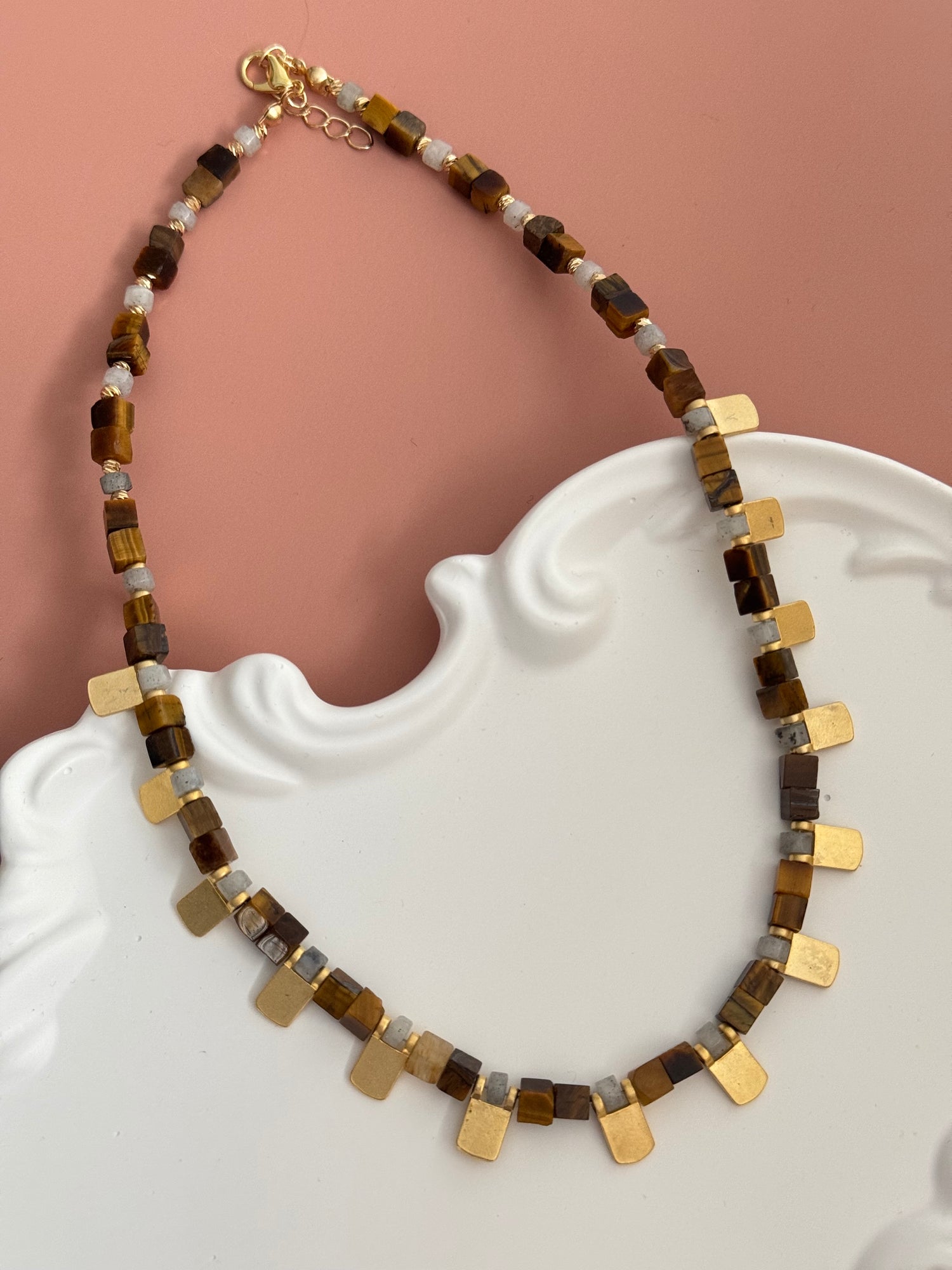 SELENYA KAHVERENGİ DOĞAL TAŞLI ALTIN KAPLAMA DETAYLI KOLYE