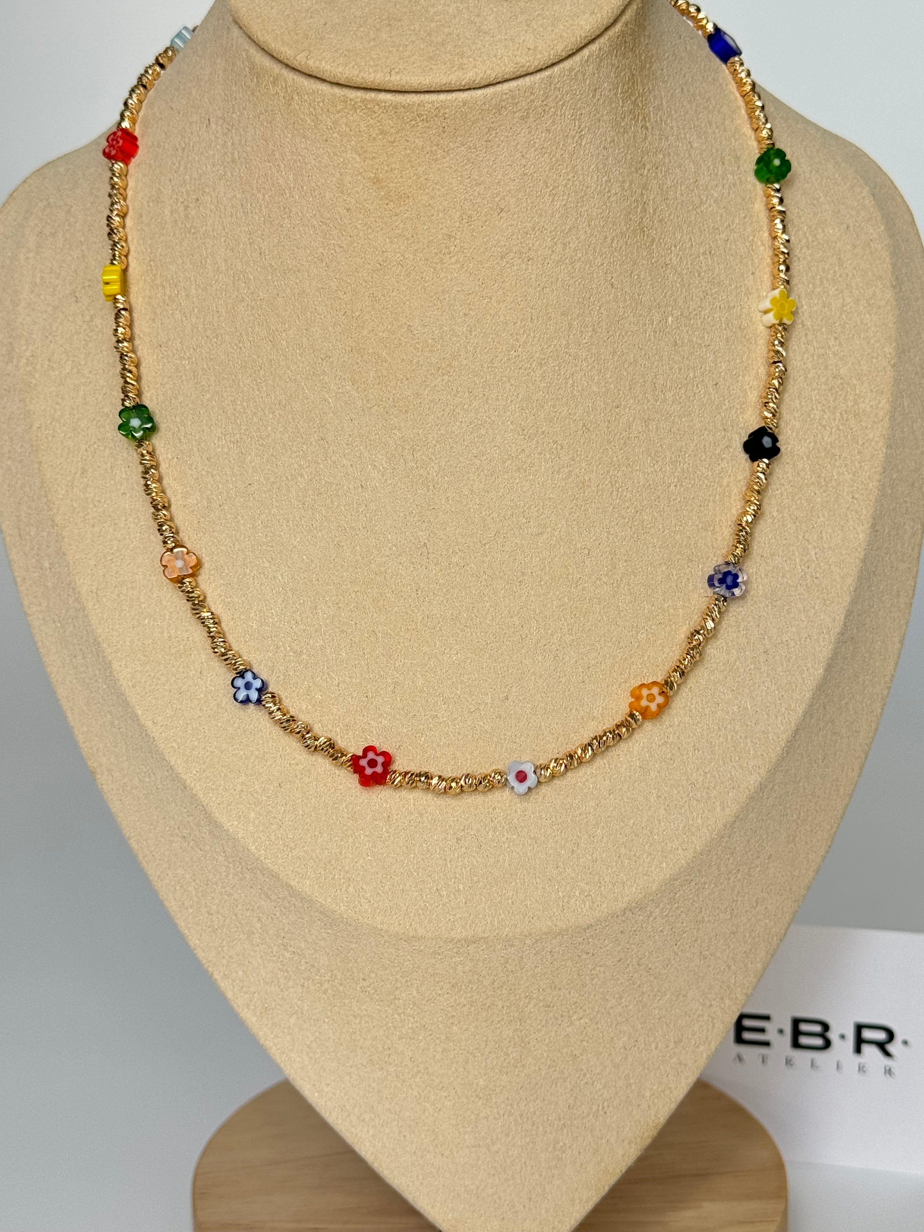 NAVİ RENKLİ ÇİÇEKLİ ALTIN KAPLAMA DETAYLI KOLYE