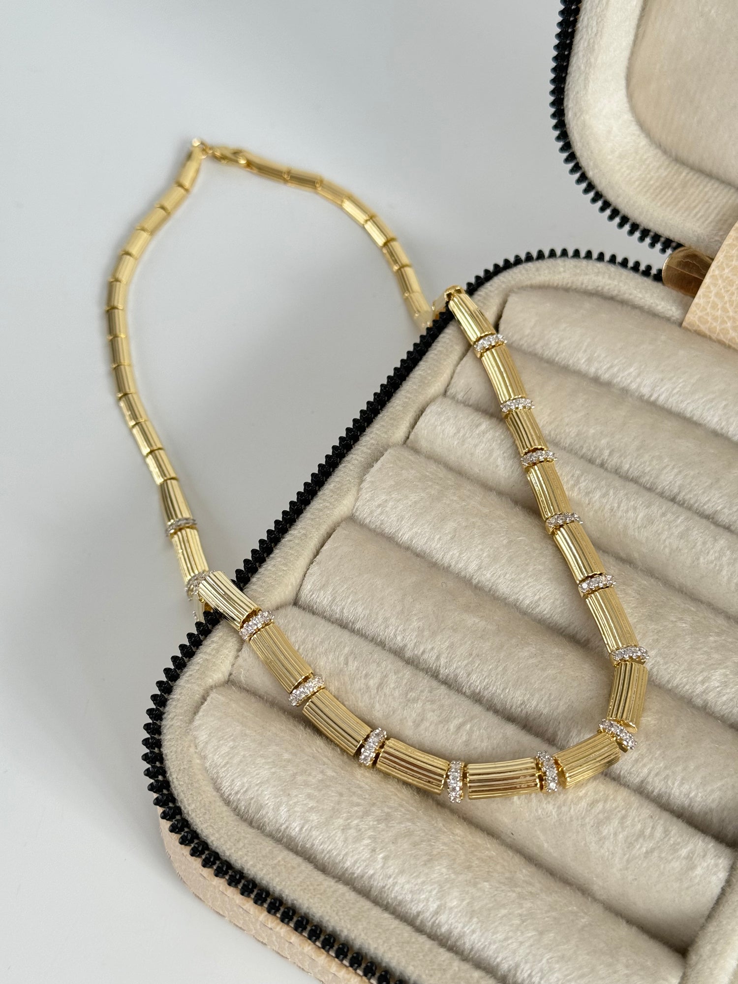 AMEA TAŞ DETAYLI GOLD KOLYE