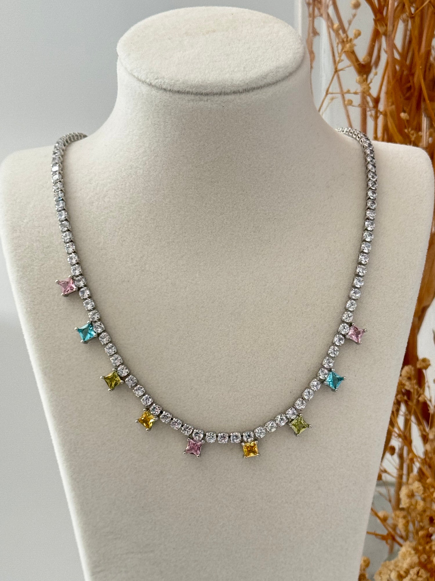 SU YOLU RENKLİ TAŞLI KOLYE