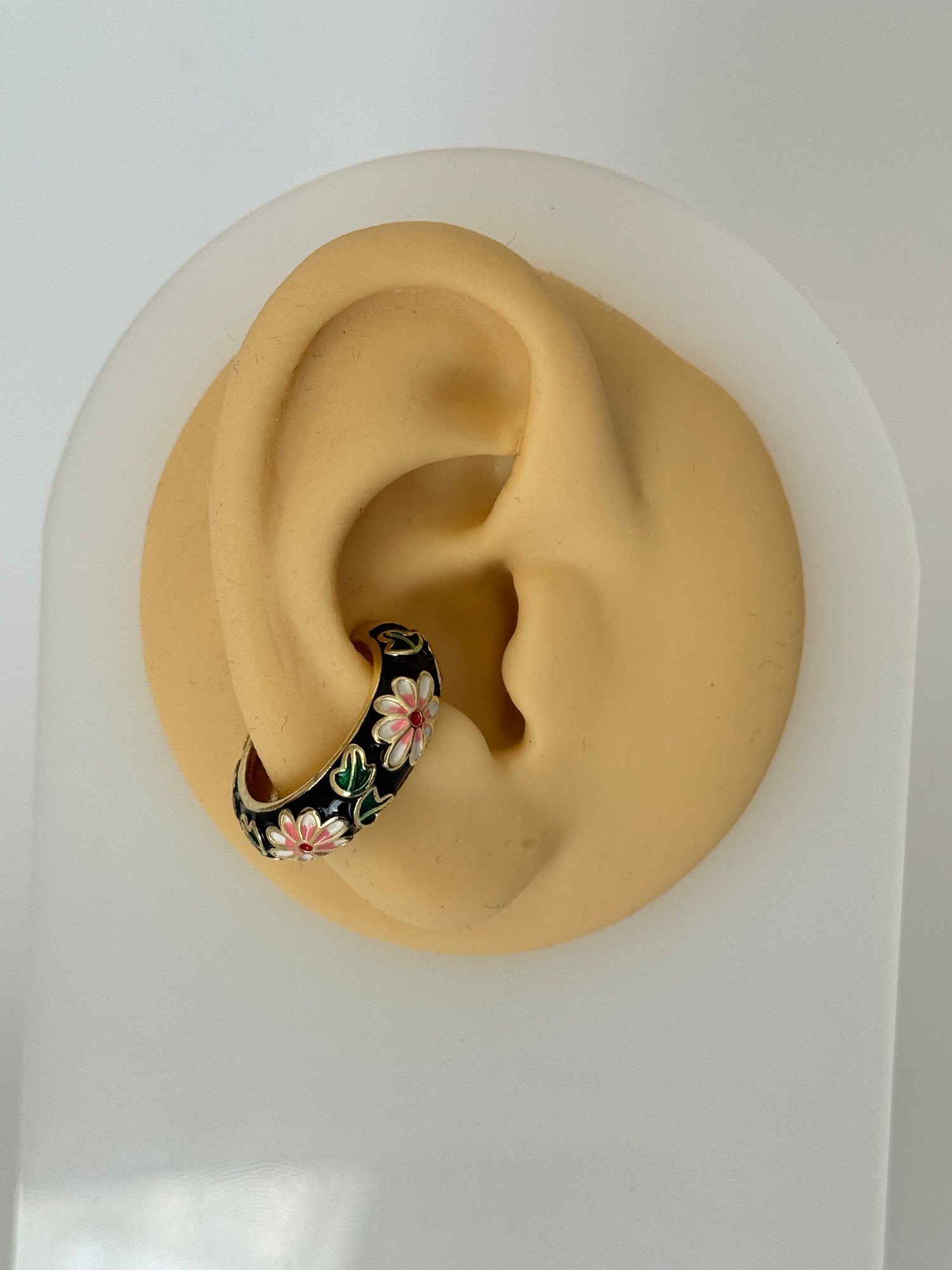 MİSA SİYAH MİNELİ ÇİÇEK DETAYLI KIKIRDAK KÜPE EARCUFF