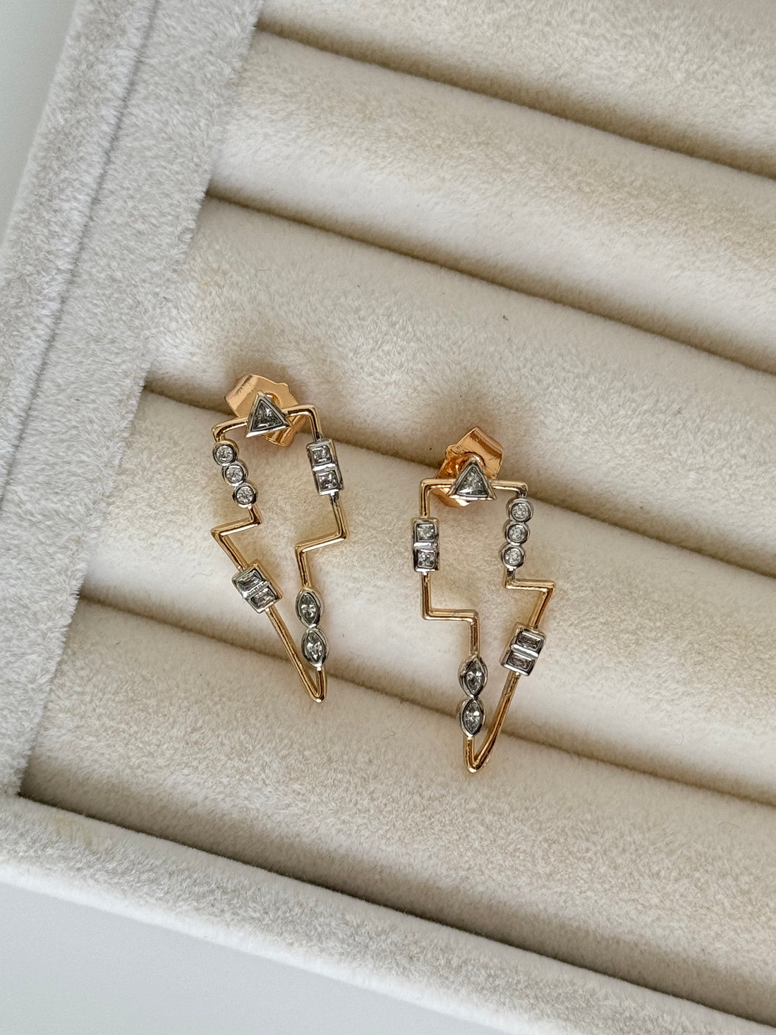 İTHAL ŞİMŞEK DETAYLI GOLD KÜPE