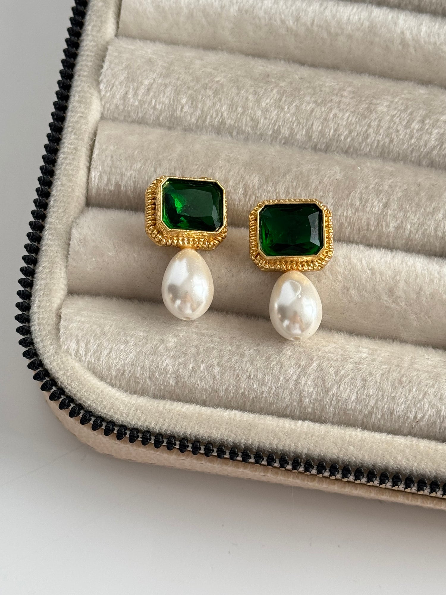 İNCİ DETAYLI YEŞİL TAŞLI ALTIN KAPLAMA KÜPE