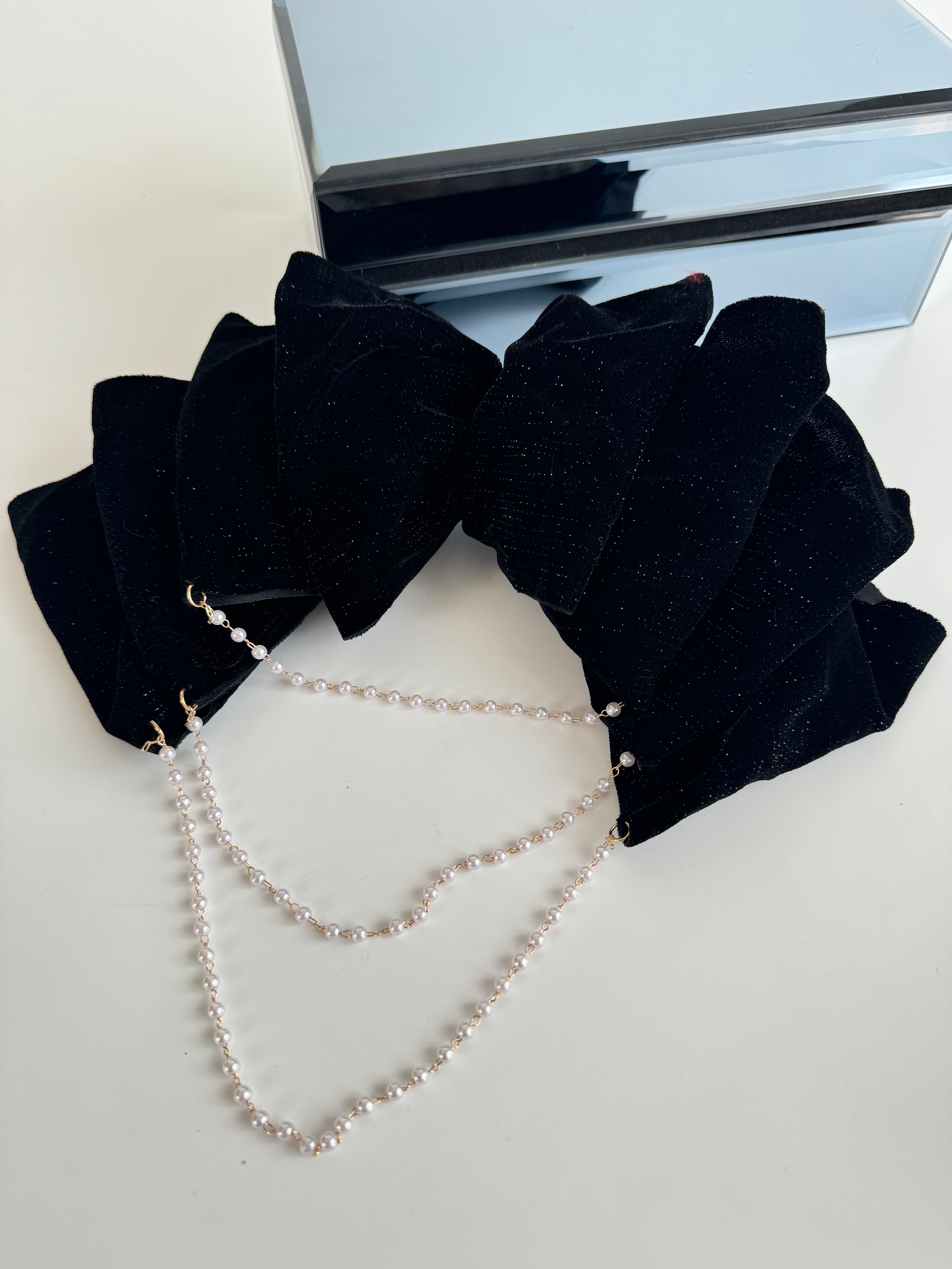 İTHAL SİYAH KADİFE SALLANTILI İNCİ DETAYLI TOKA