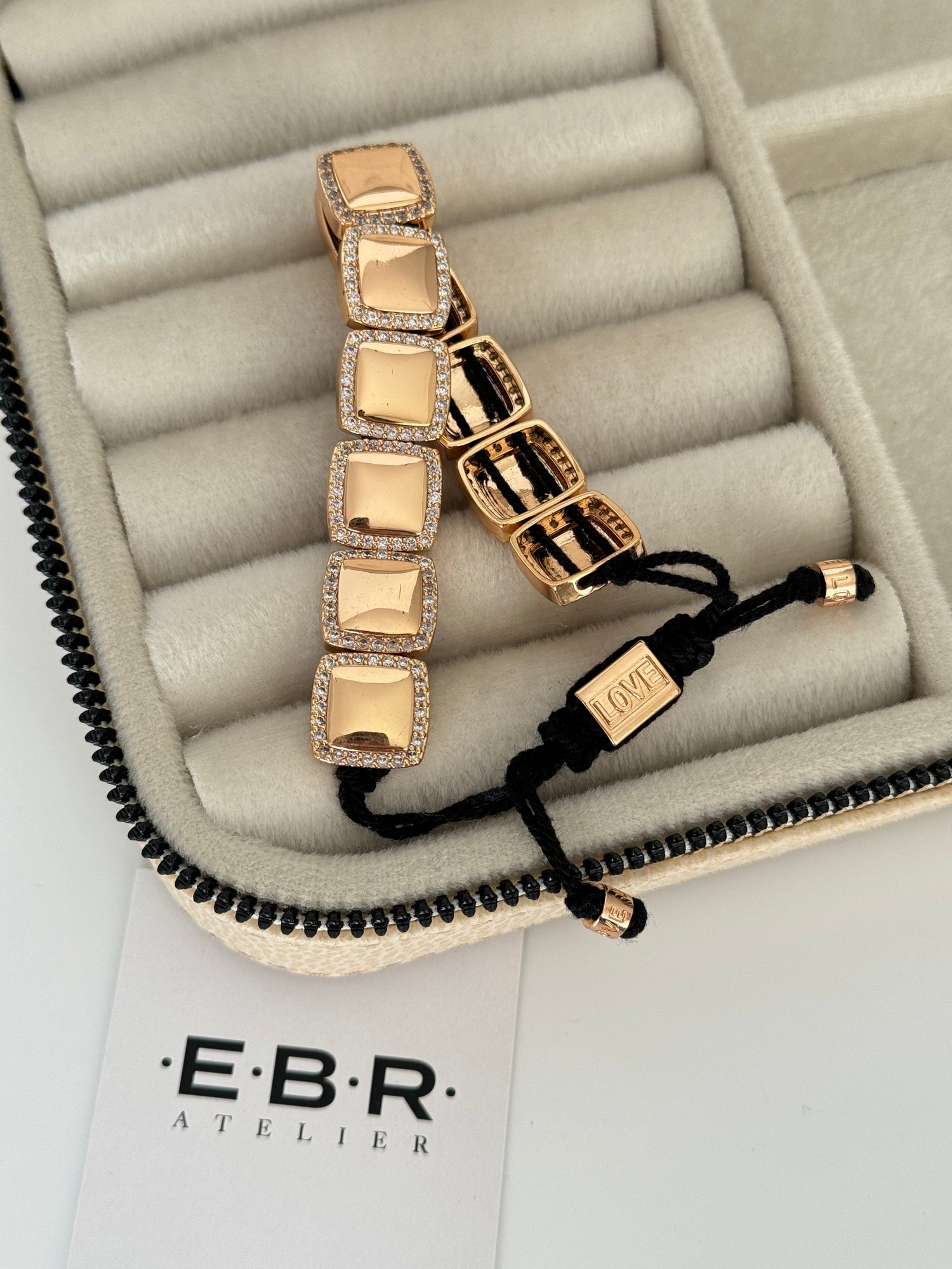 İTHAL KARE TAŞ DETAYLI GOLD SİYAH İPLİ BİLEKLİK