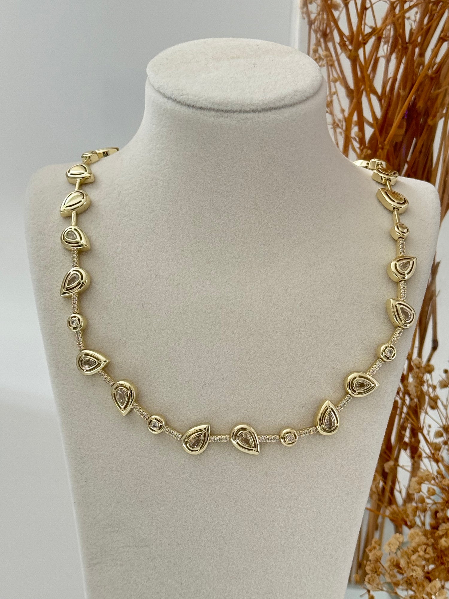 İTHAL BAGET TAŞLI SERENAY LEYLA MODEL GOLD KOLYE