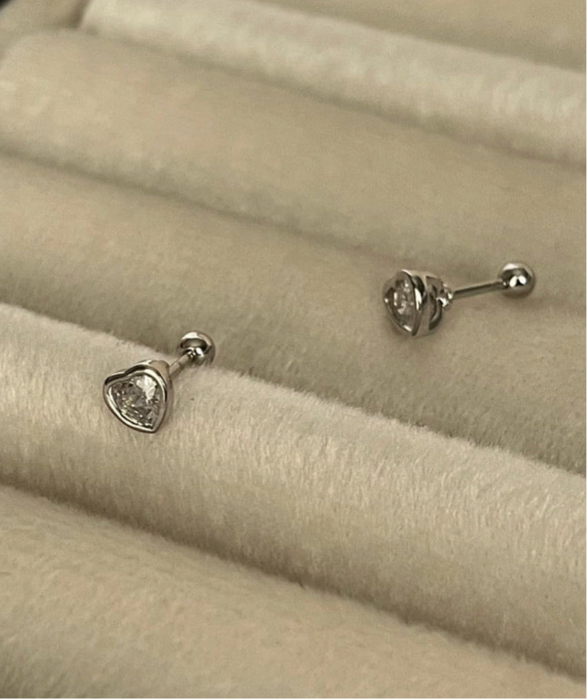 KALP DETAYLI İTHAL SİLVER TRAGUS PİERCİNG