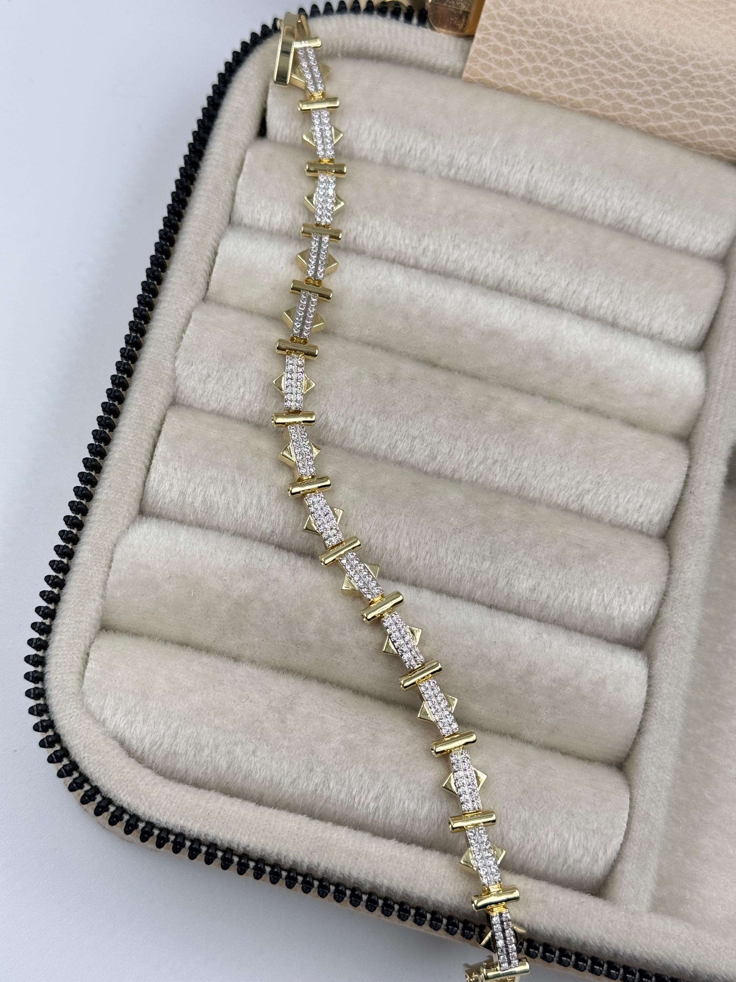 İTHAL ÜÇGEN DETAYLI GOLD BİLEKLİK