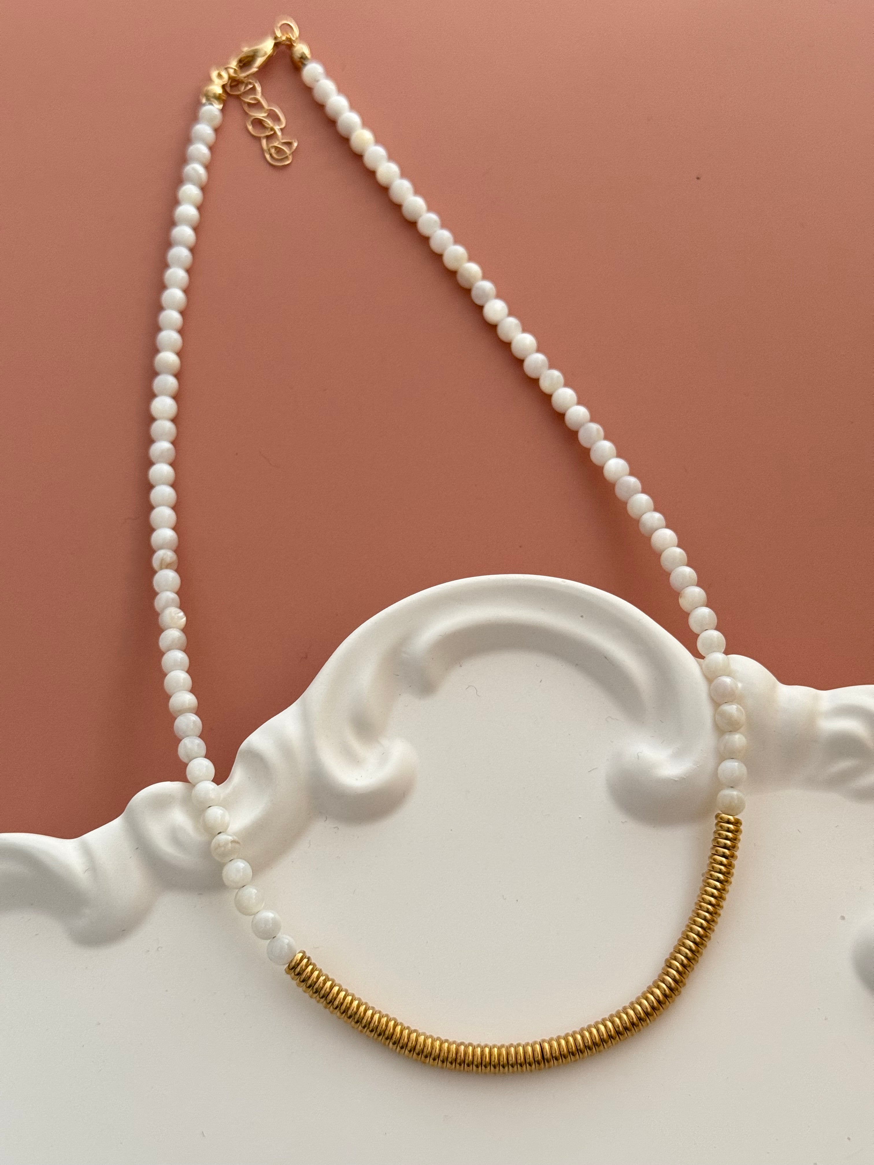 NUA BEYAZ DOĞAL TAŞLI ALTIN KAPLAMA DETAYLI KOLYE