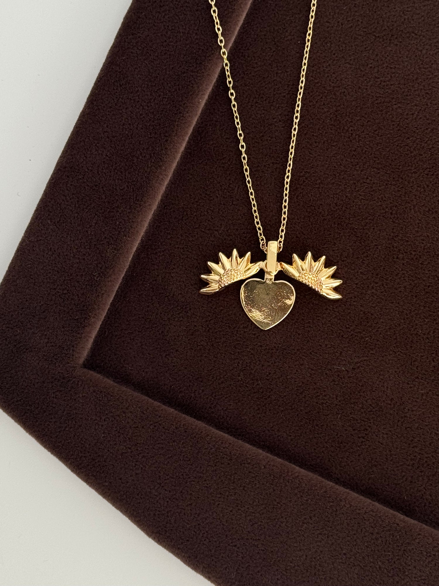 ÇİÇEKLİ AÇILABİLİR KALP DETAYLI GOLD ÇELİK KOLYE