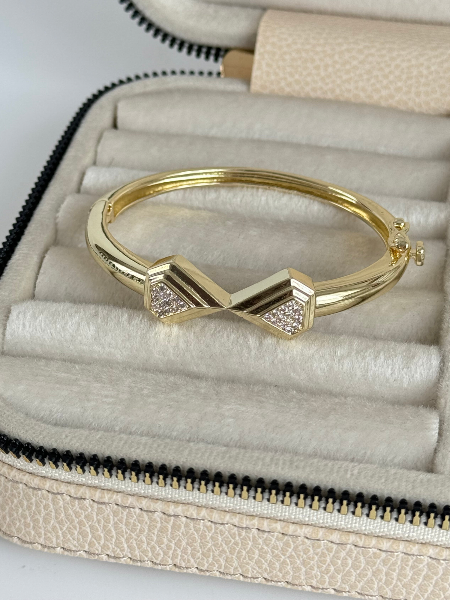 İTHAL TAŞ DETAYLI GOLD KELEPÇE BİLEZİK BİLEKLİK