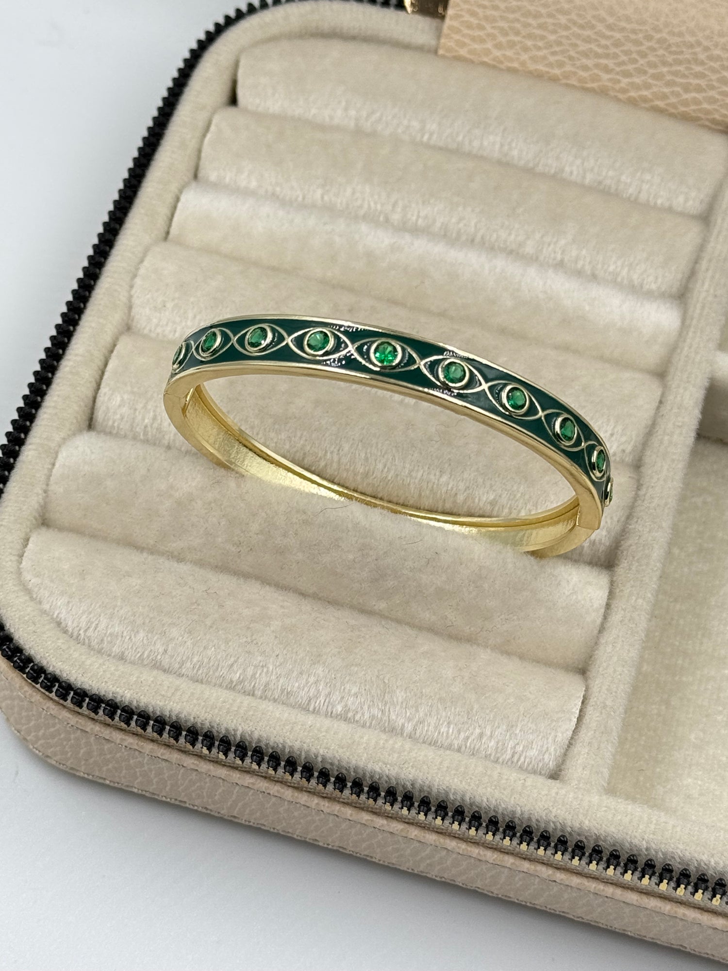 İTHAL YEŞİL MİNELİ TAŞ DETAYLI GOLD KELEPÇE BİLEZİK