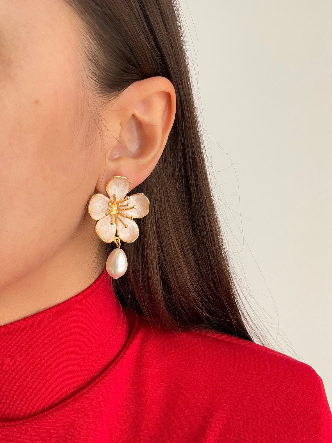 MENEKŞE MODEL İNCİ DETAYLI KREM ALTIN KAPLAMA KÜPE