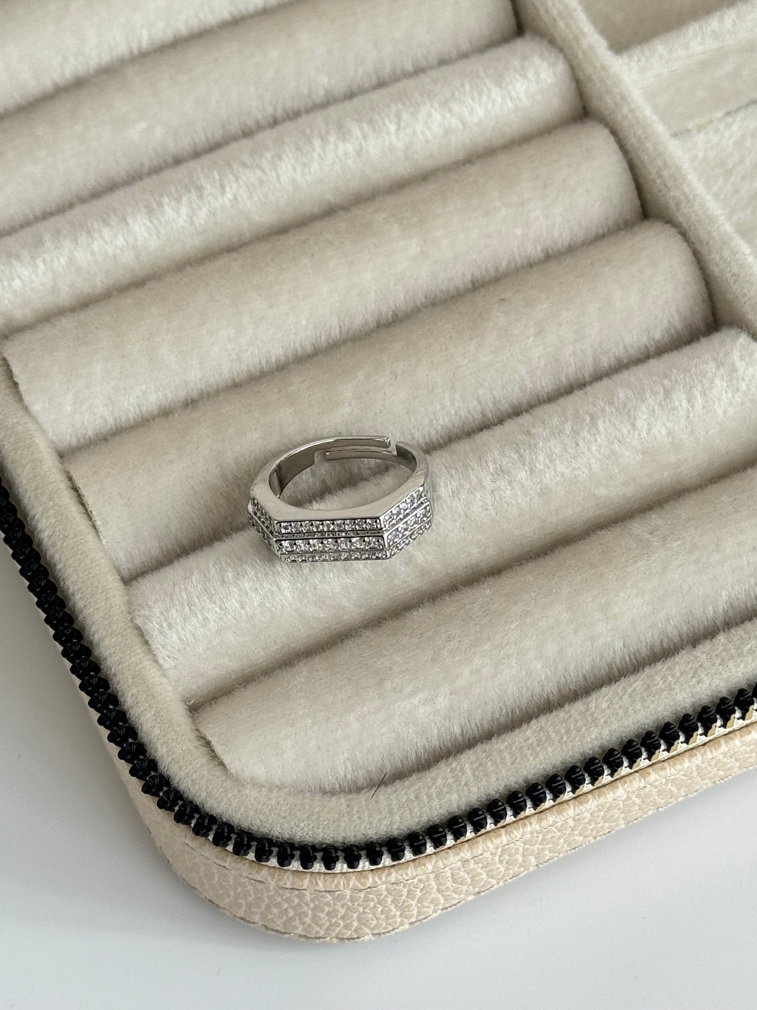 İTHAT TAŞ DETAYLI AYARLANABİLİR SİLVER YÜZÜK