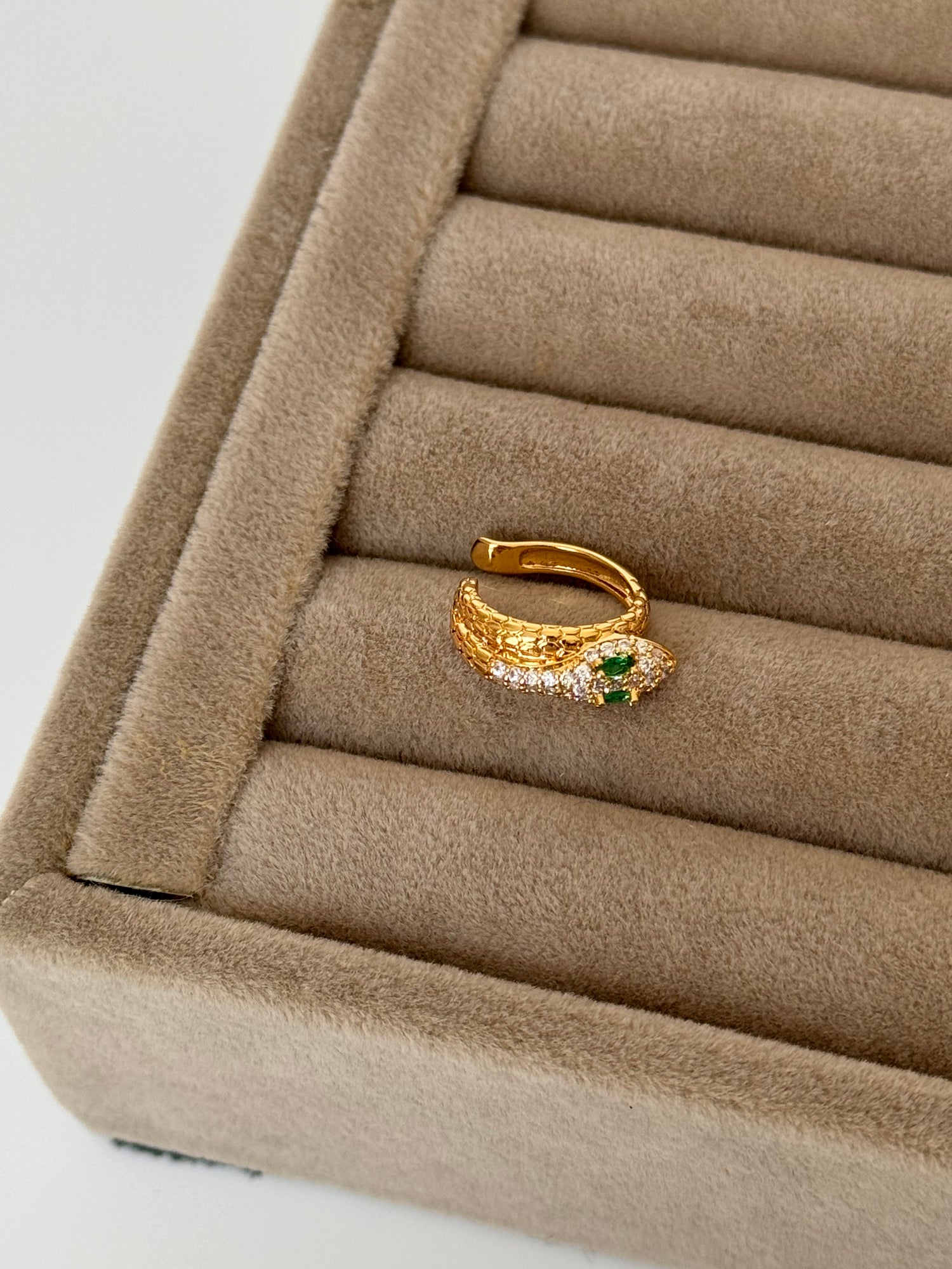 İTHAL YILAN DETAYLI YEŞİL RENK GOLD KIKIRDAK KÜPE EARCUFF