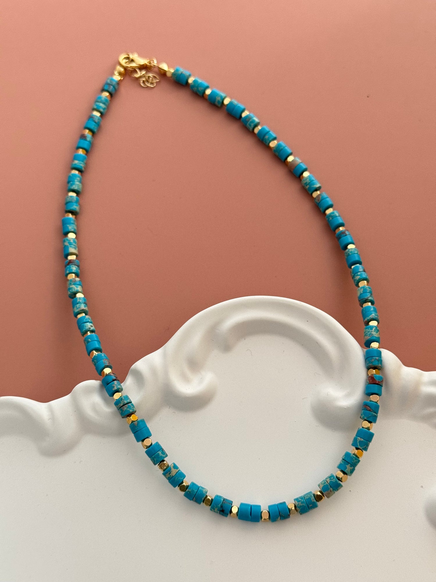 LITHA MAVİ DOĞAL TAŞLI ALTIN KAPLAMA DETAYLI KOLYE