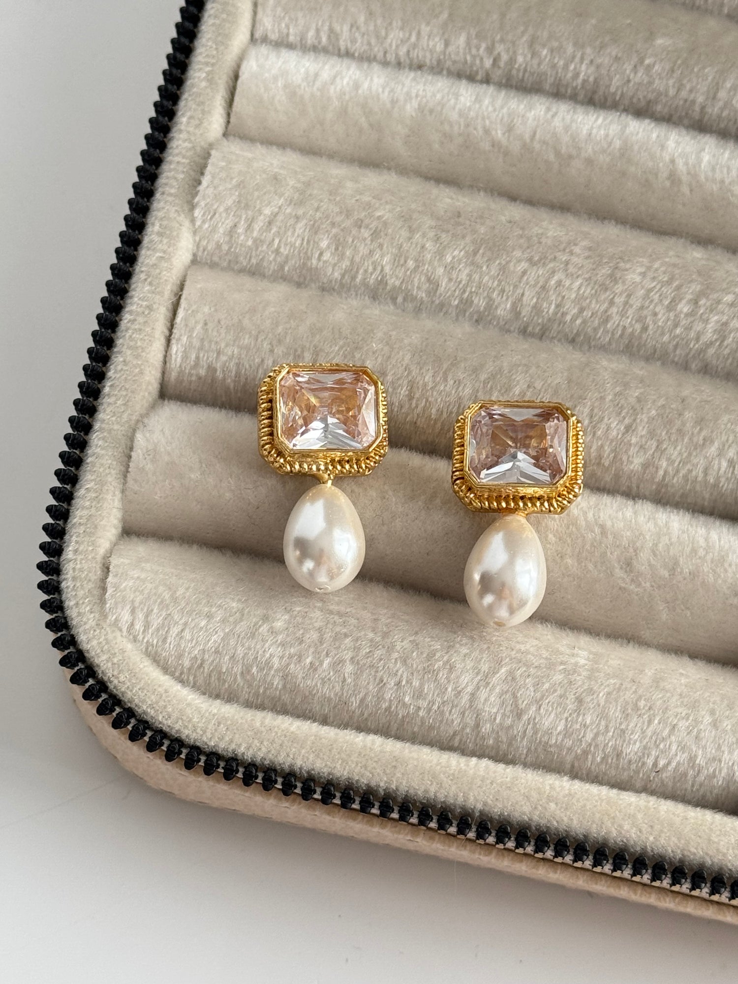 İNCİ DETAYLI BEYAZ TAŞLI ALTIN KAPLAMA KÜPE