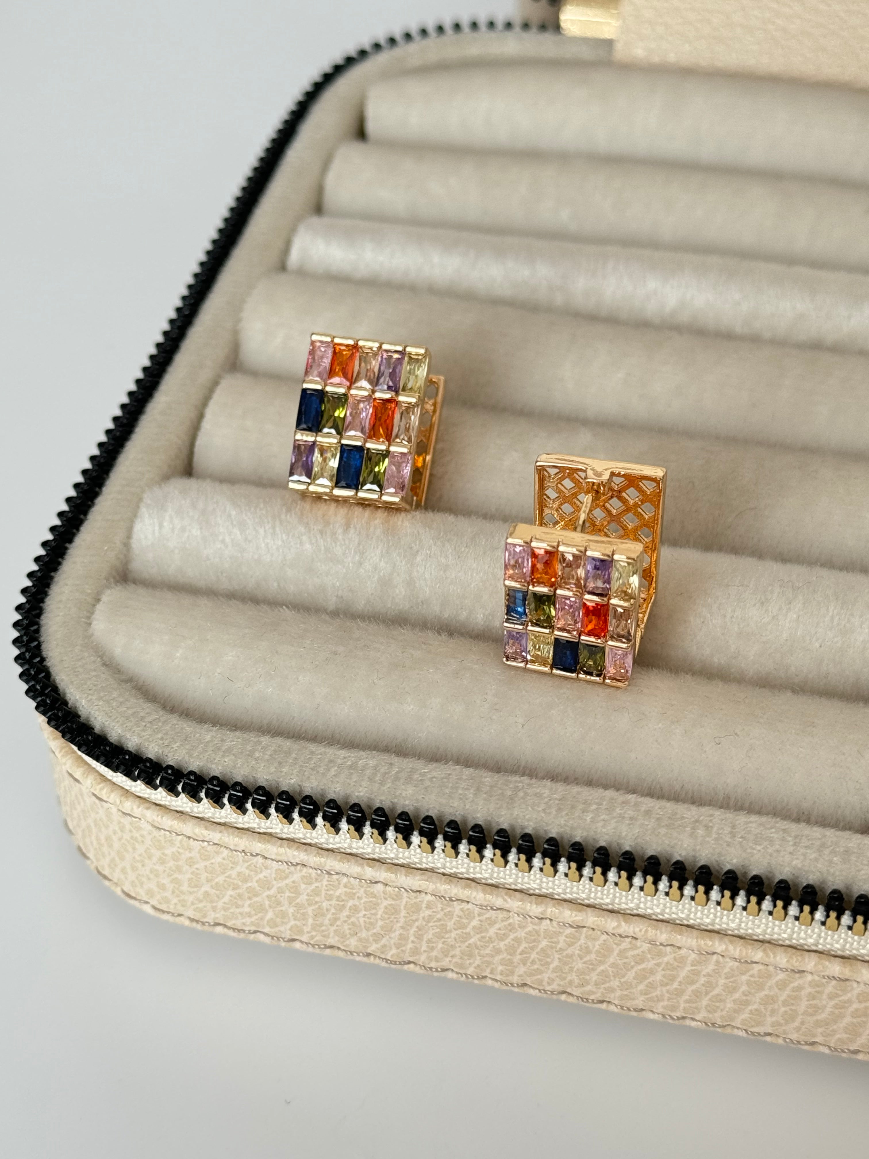 İTHAL RENKLİ TAŞLI GOLD KÜP KÜPE