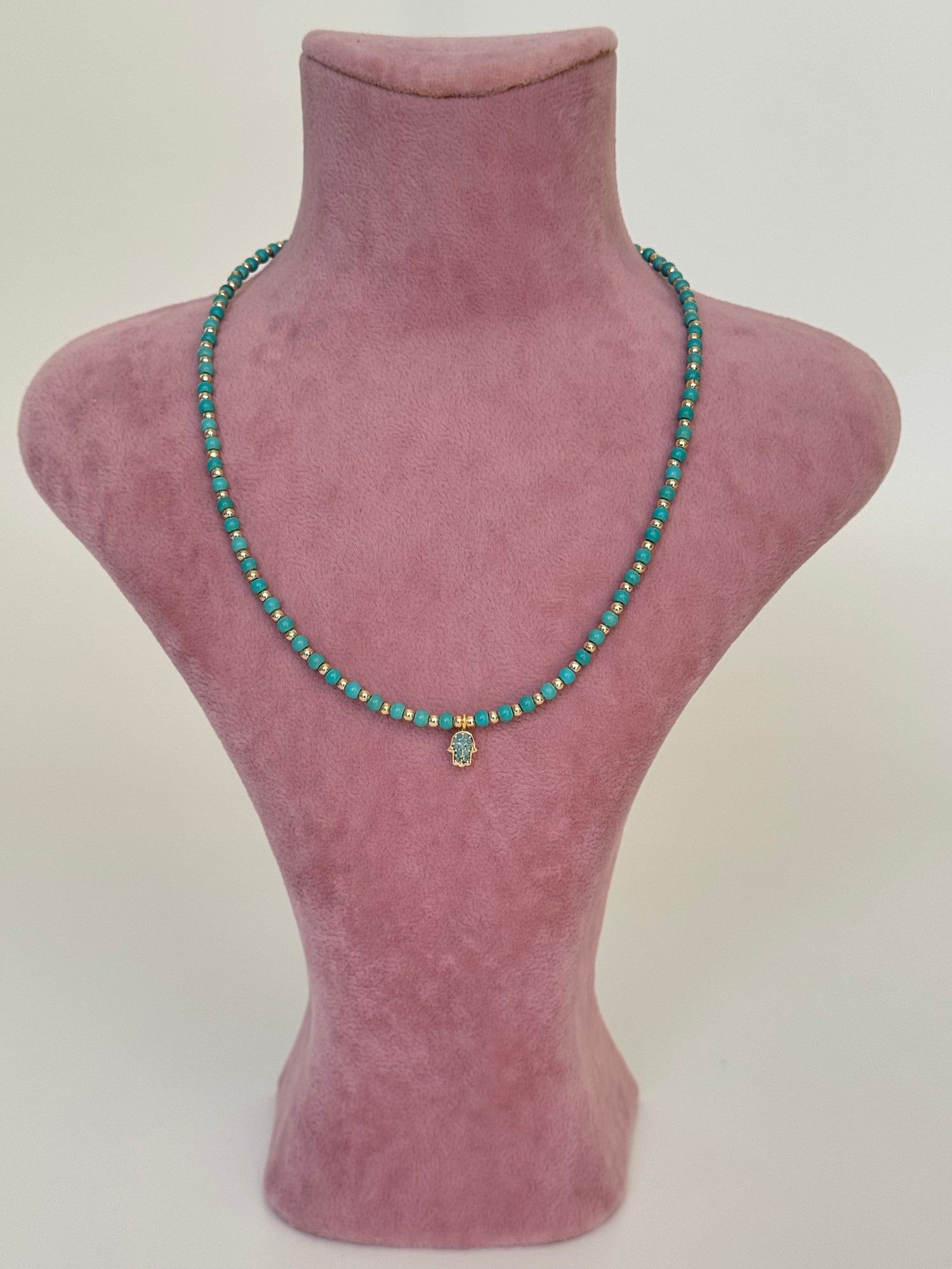 SUNA FATİMA ANA ELİ MAVİ BONCUKLU ALTIN KAPLAMA DETAYLI KOLYE