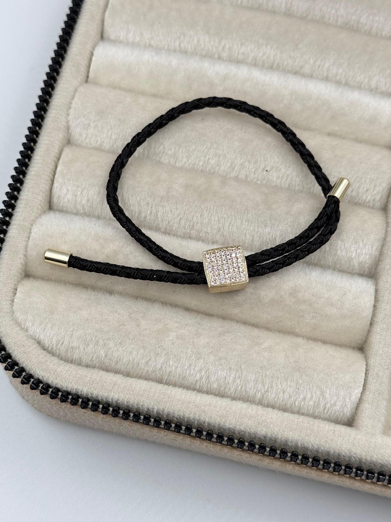 İTHAL TAŞLI KARE FORMLU SİYAH İPLİ AYARLANABİLİR BİLEKLİK