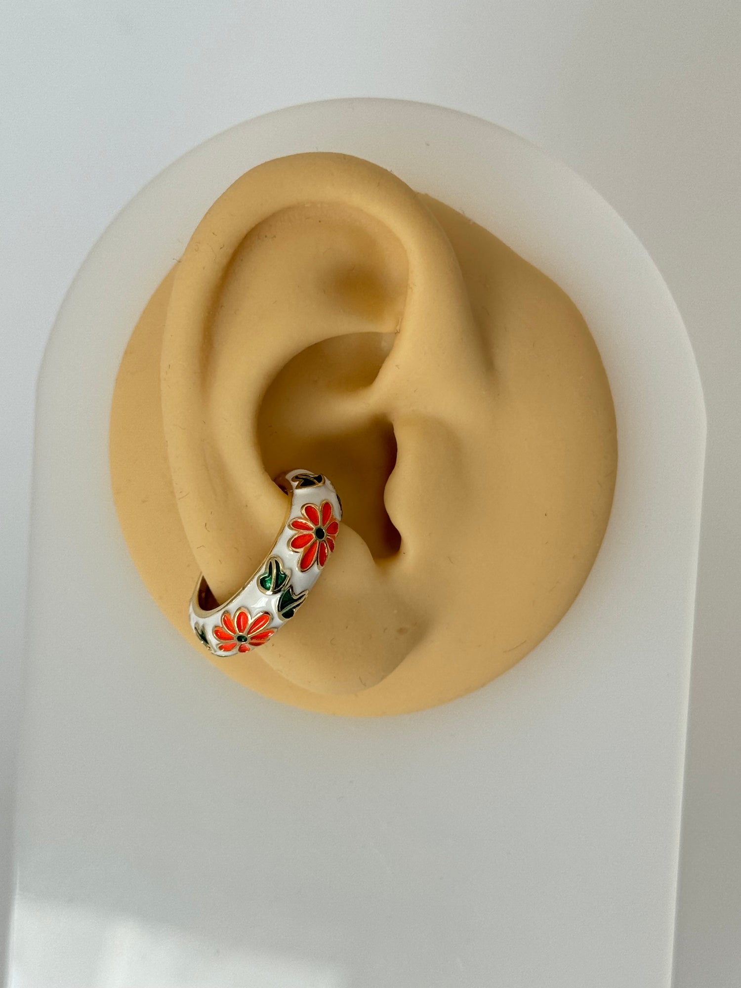 MİSA BEYAZ MİNELİ ÇİÇEK DETAYLI KIKIRDAK KÜPE EARCUFF