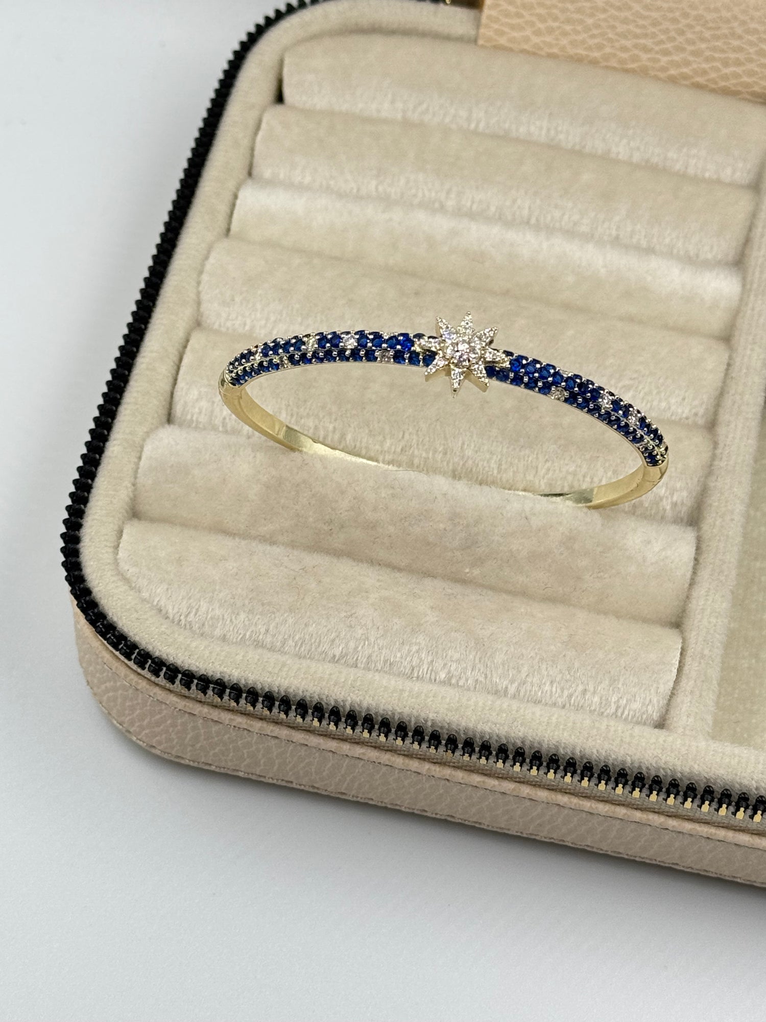 İTHAL YILDIZ DETAYLI MAVİ TAŞLI GOLD KELEPÇE BİLEZİK