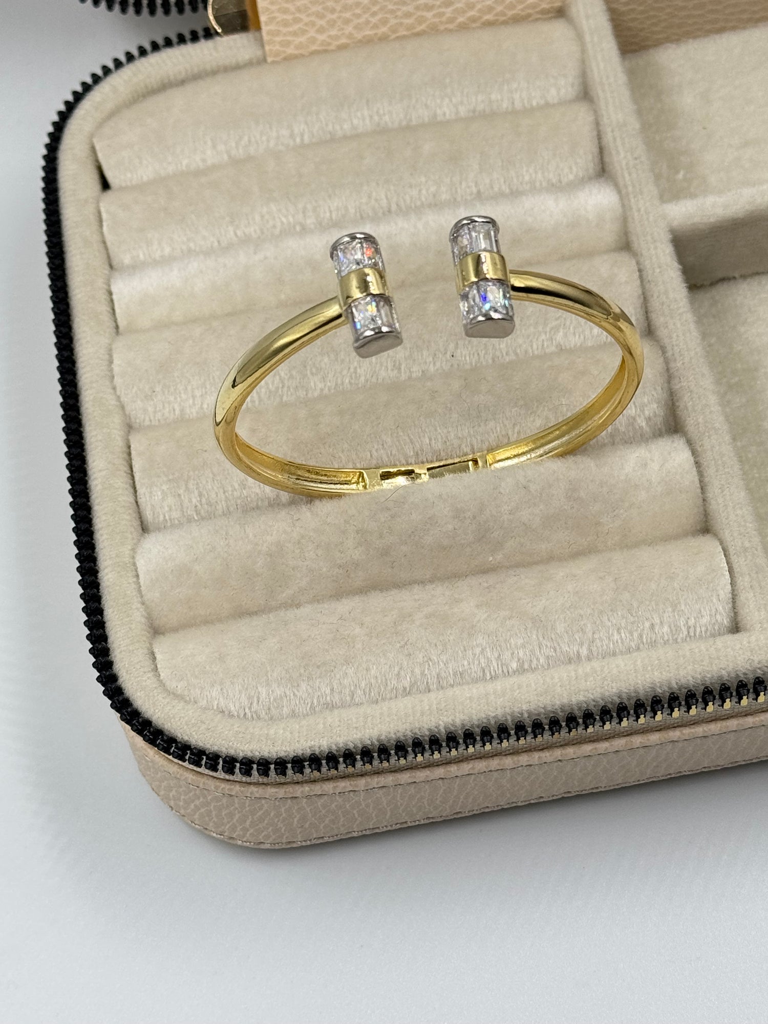 İTHAL TAŞ DETAYLI MARKA MODEL GOLD KELEPÇE BİLEZİK