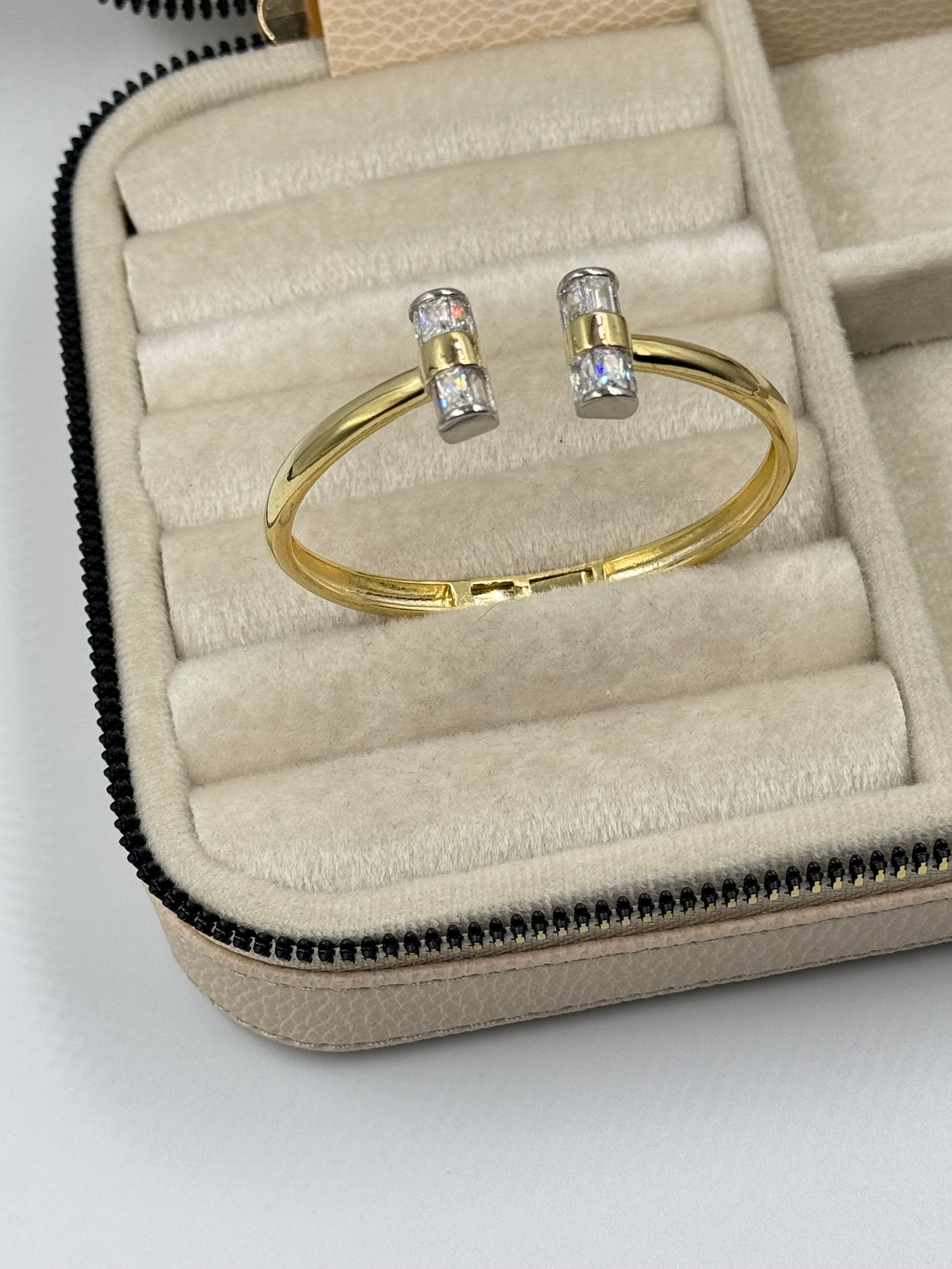 İTHAL TAŞ DETAYLI MARKA MODEL GOLD KELEPÇE BİLEZİK