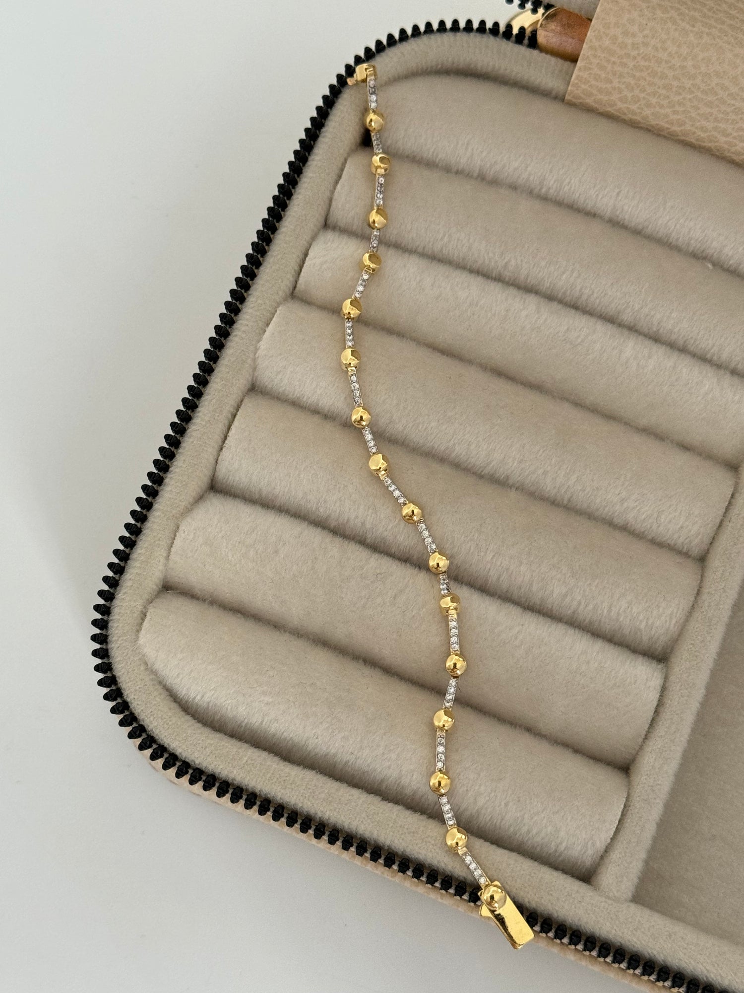 İTHAL TAŞ DETAYLI GOLD BİLEKLİK