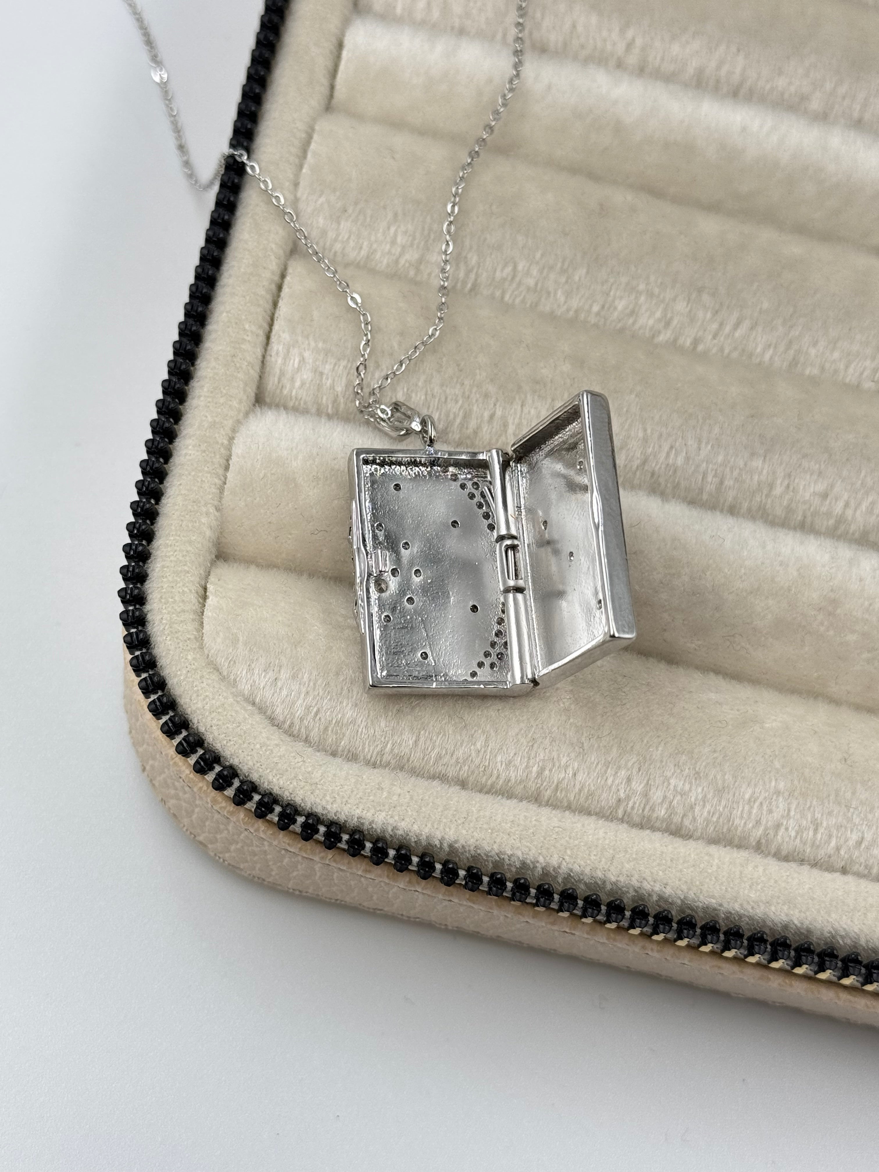 İTHAL KAPAKLI AÇILABİLİR RESİMLİKLİ TAŞLI UZUN GOLD KOLYE