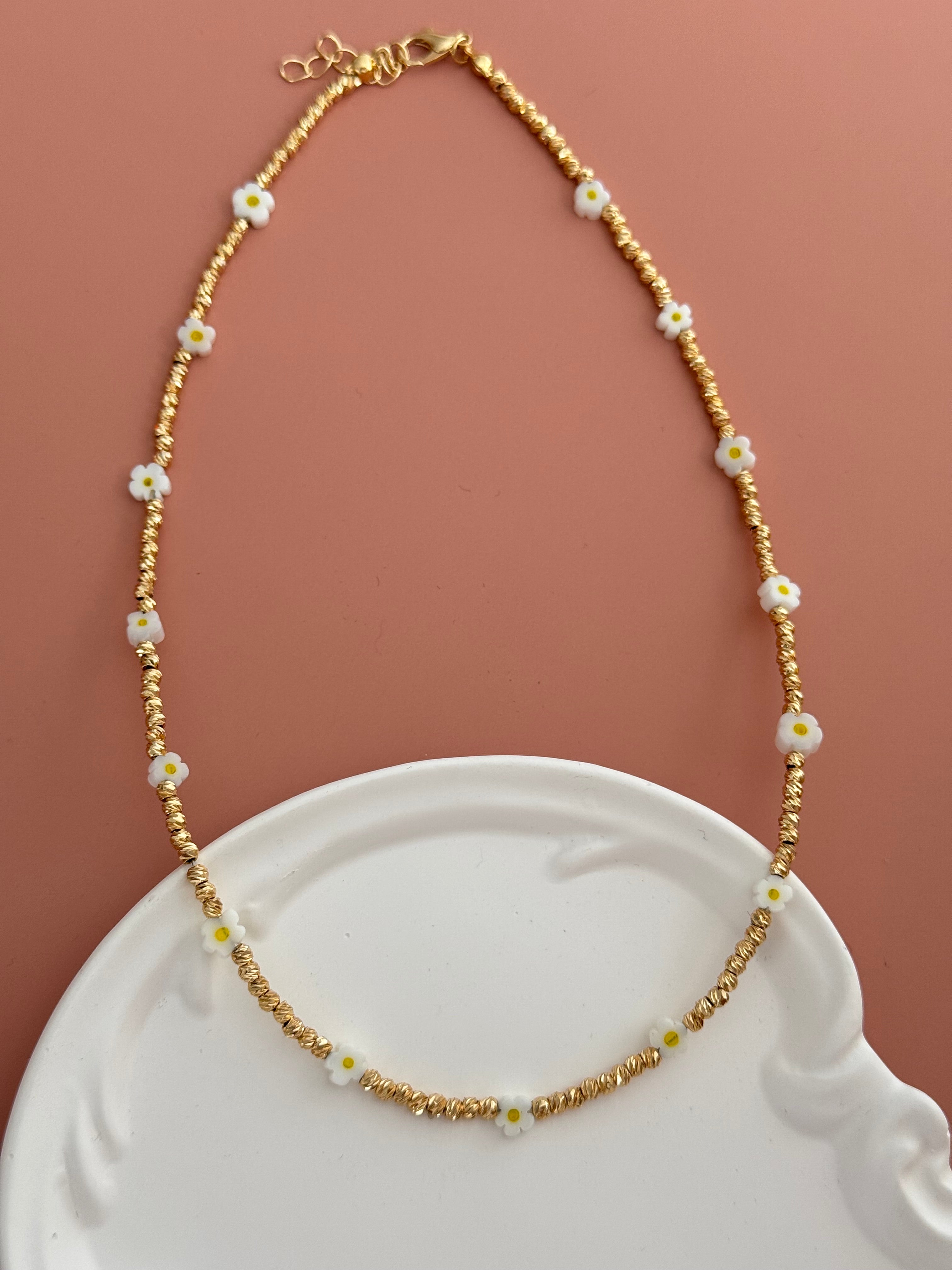 NAVİ BEYAZ ÇİÇEKLİ ALTIN KAPLAMA DETAYLI KOLYE