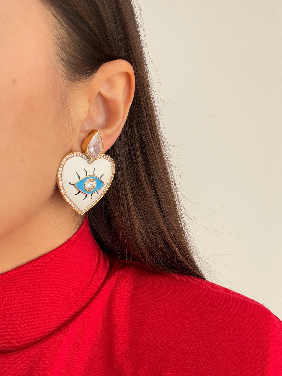 BEYAZ KALPLİ GÖZ DETAYLI ALTIN KAPLAMA KÜPE