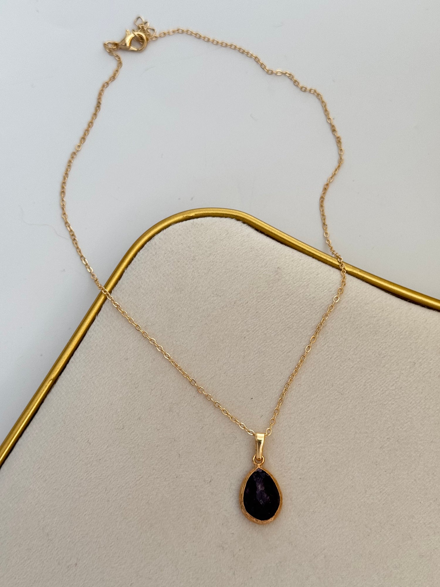 MOR DOĞAL TAŞLI ALTIN KAPLAMA KOLYE