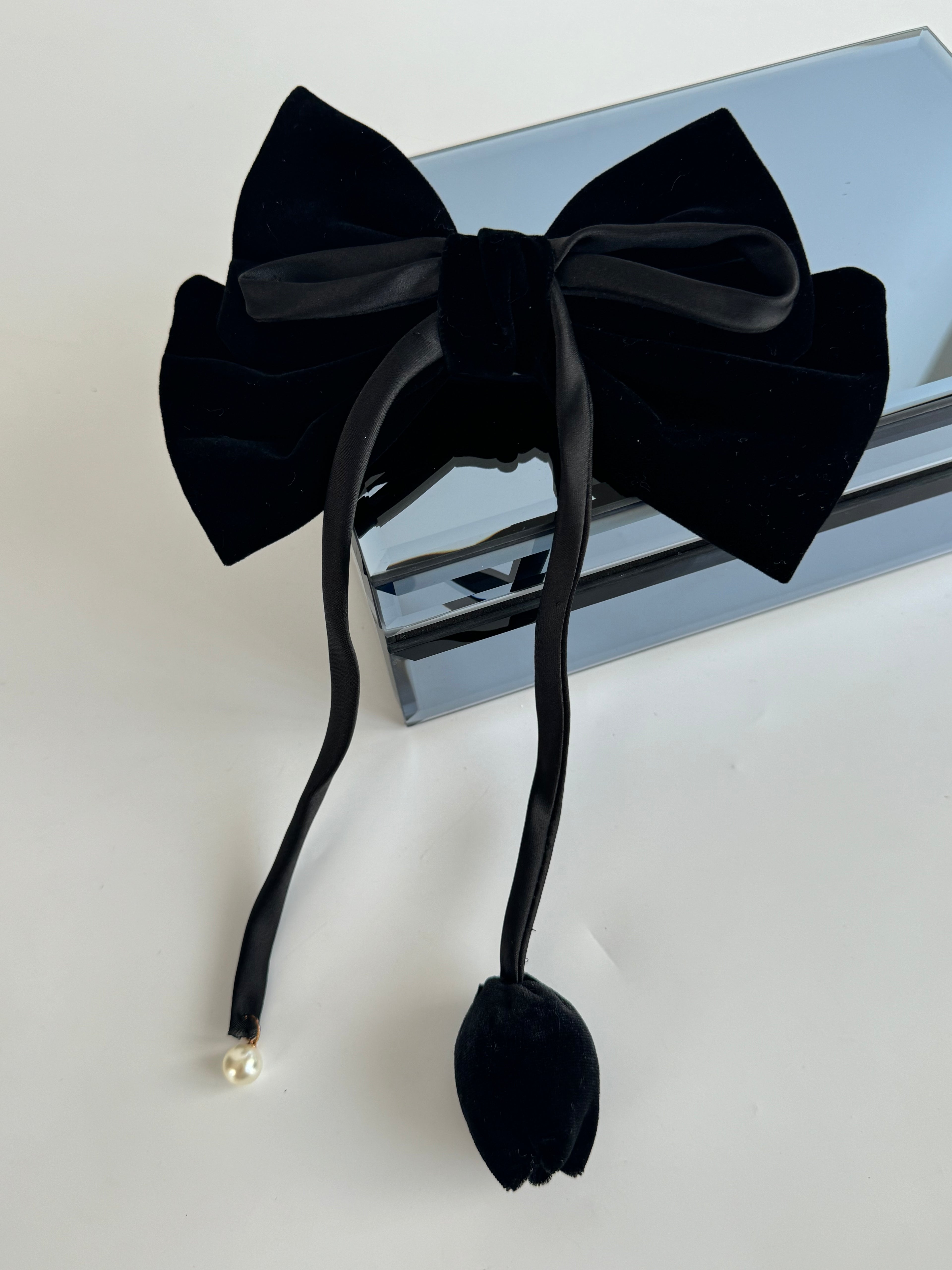 İTHAL TOMURCUK GÜL DETAYLI SİYAH FİYONKLU TOKA