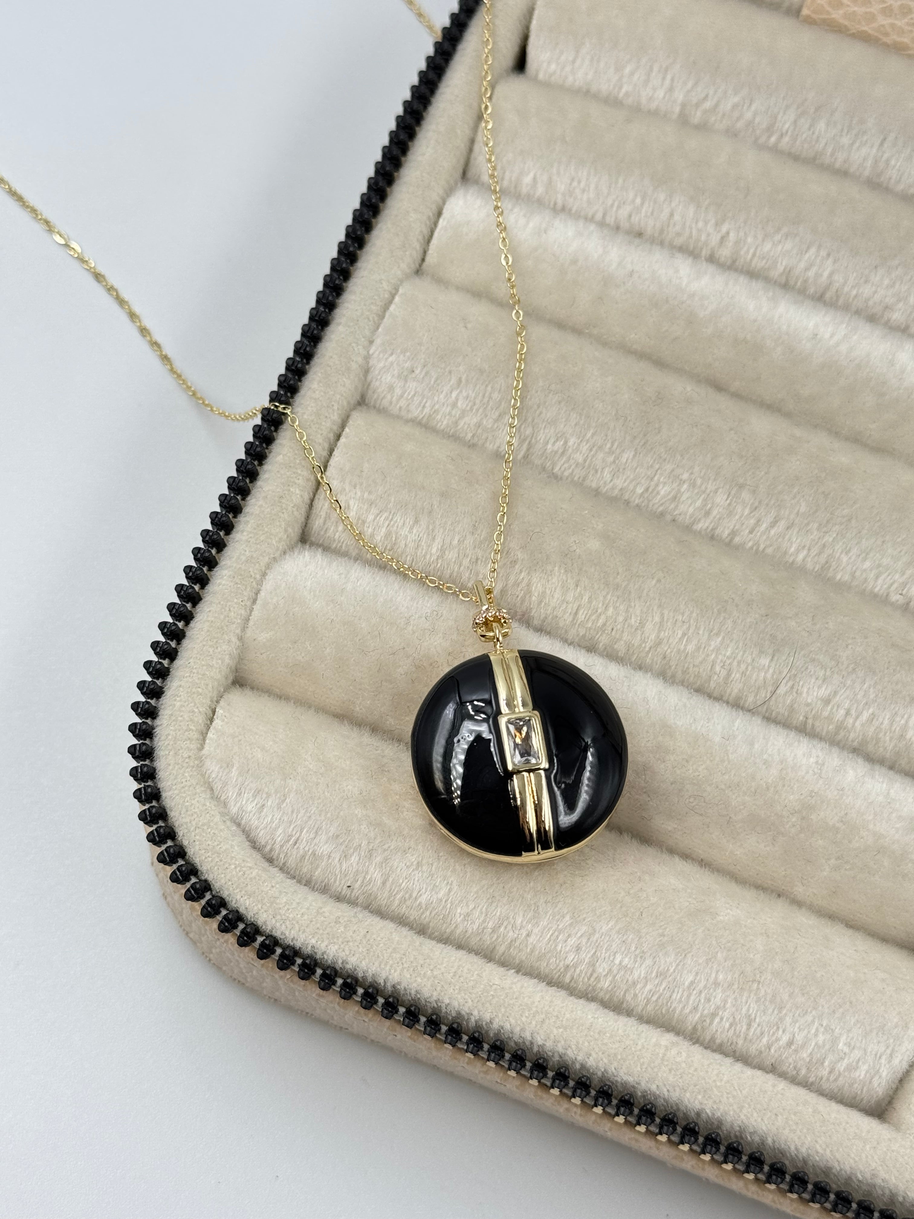 İTHAL KAPAKLI AÇILABİLİR RESİMLİKLİ SİYAH MİNELİ UZUN GOLD KOLYE