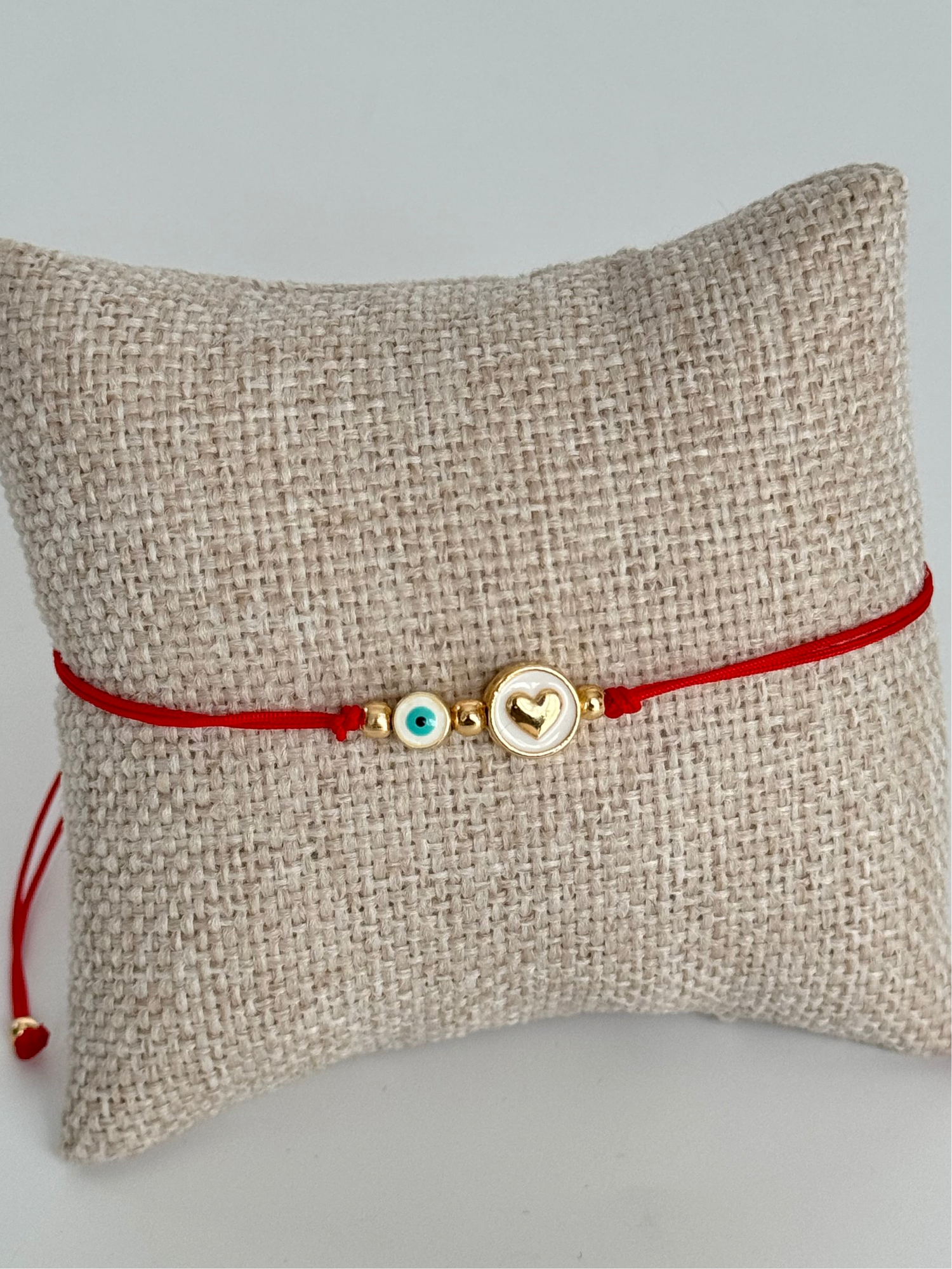 İTHAL KALP DETAYLI KIRMIZI İPLİ HALHAL BİLEKLİK