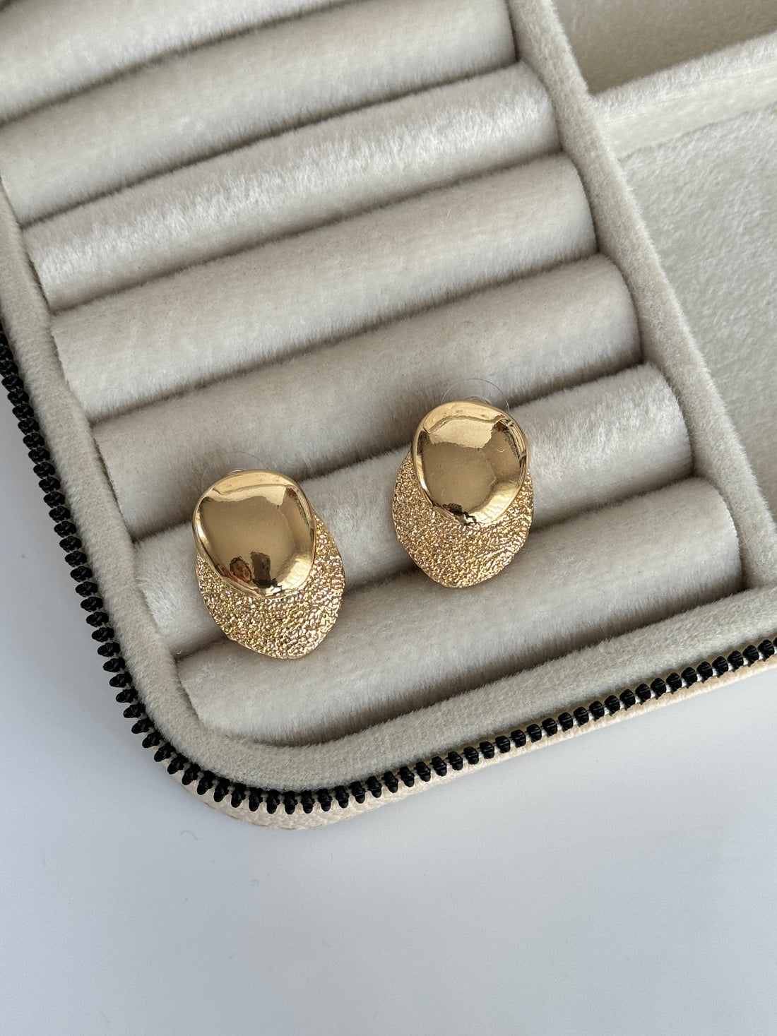 İTHAL DETAYLI GOLD KÜPE