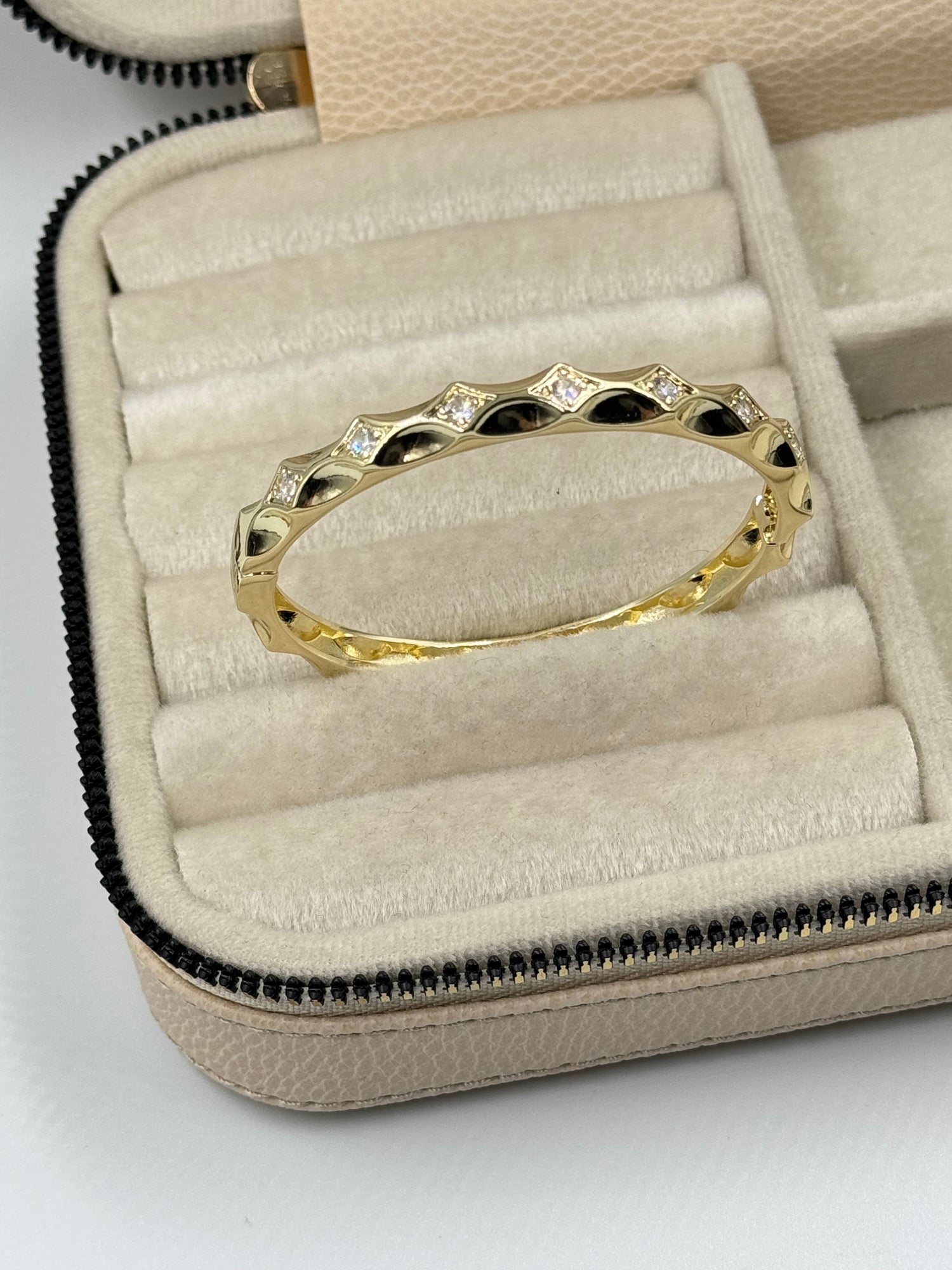 İTHAL ÜÇGEN TAŞ DETAYLI GOLD KELEPÇE BİLEZİK