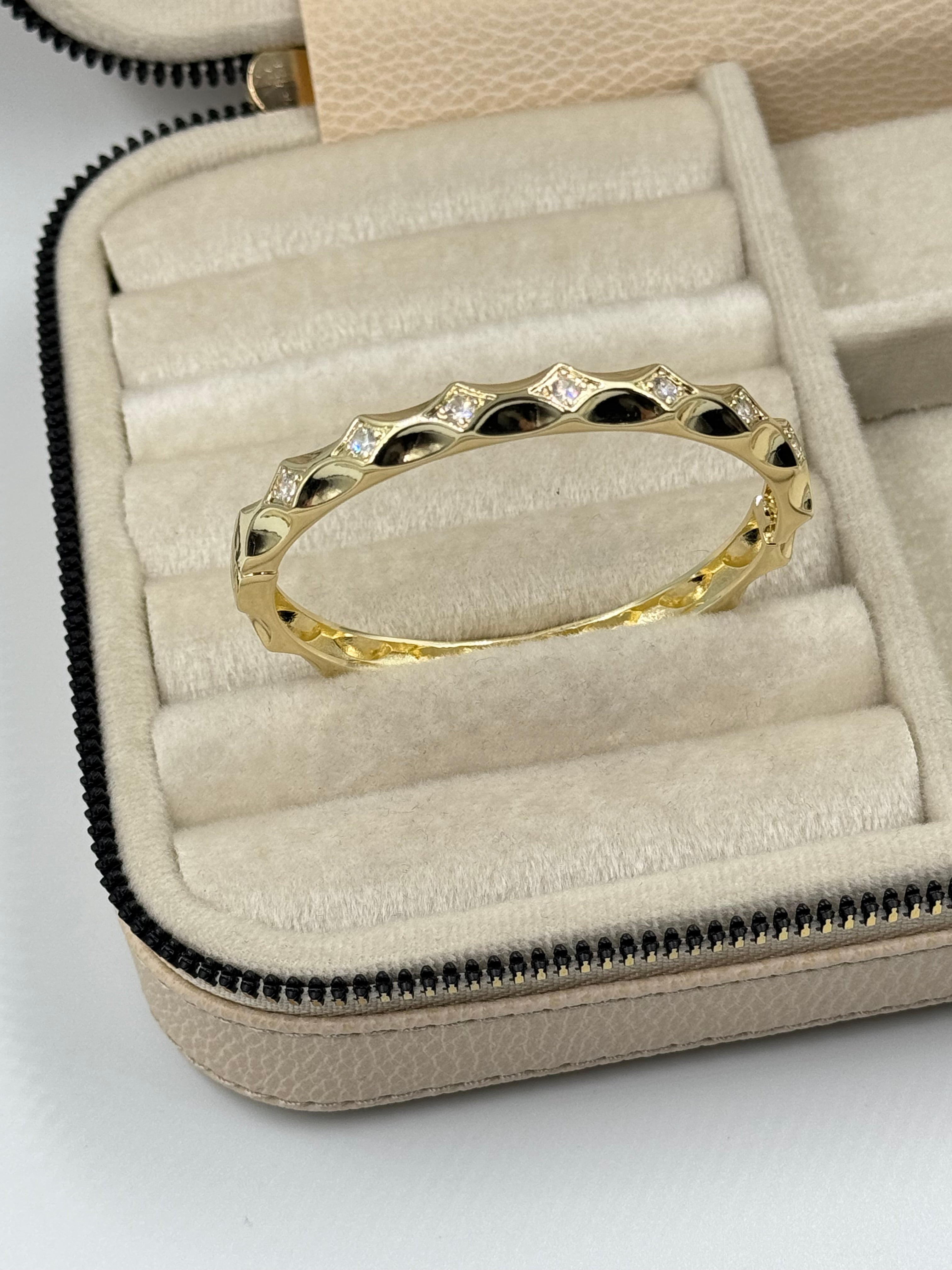 İTHAL ÜÇGEN TAŞ DETAYLI GOLD KELEPÇE BİLEZİK