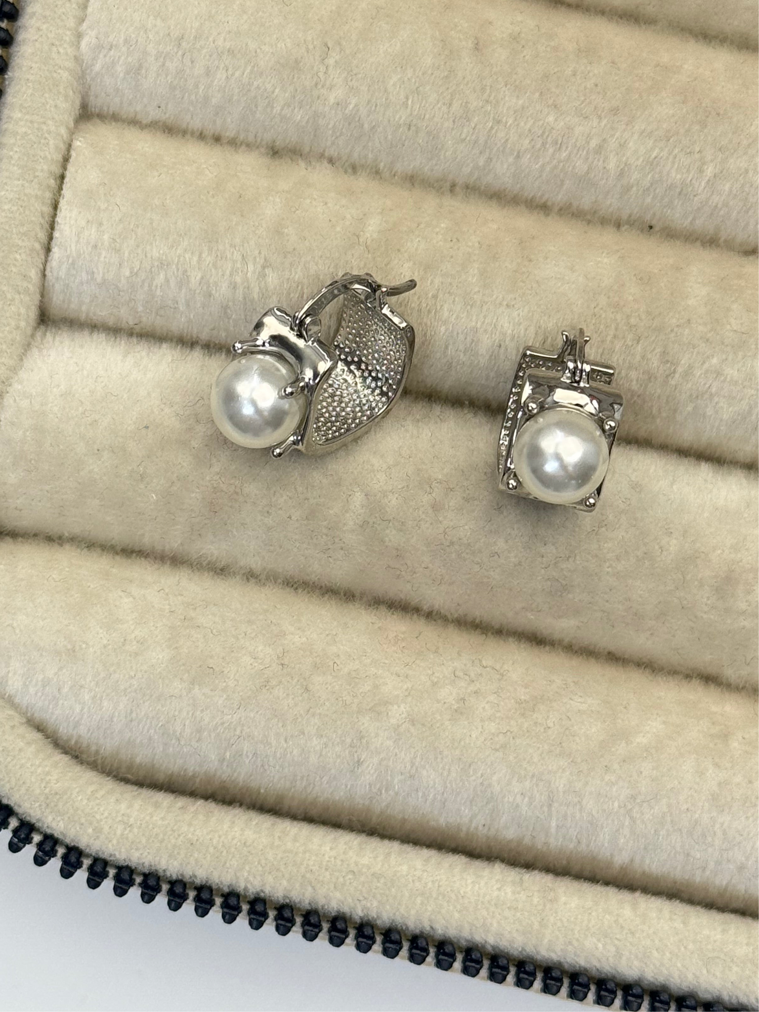 İNCİ DETAYLI SİLVER KARE HALKA KÜPE