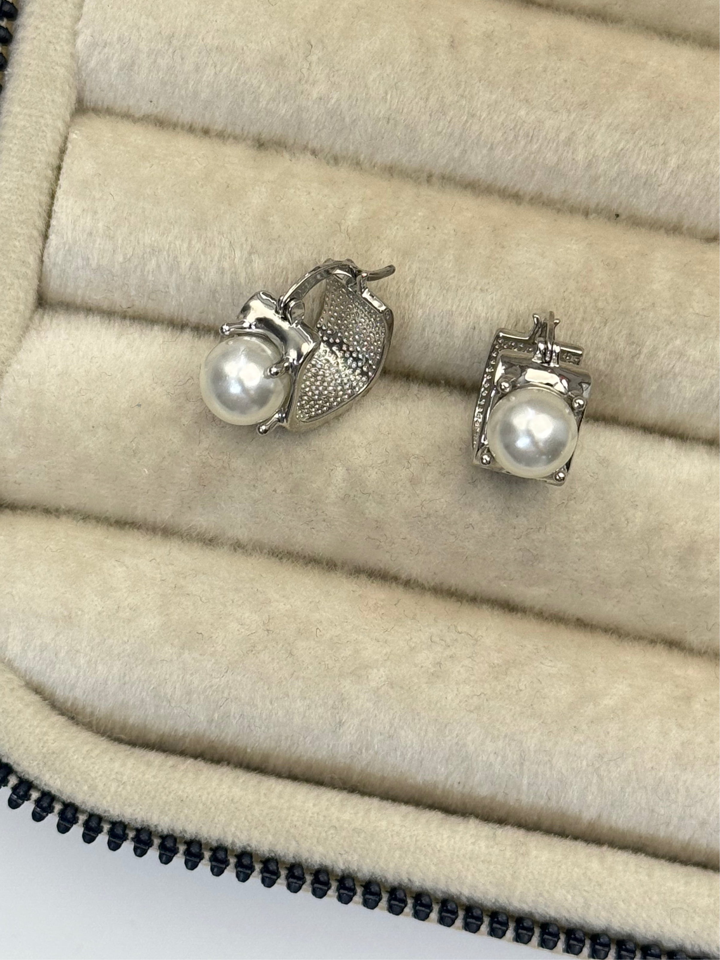 İNCİ DETAYLI SİLVER KARE HALKA KÜPE